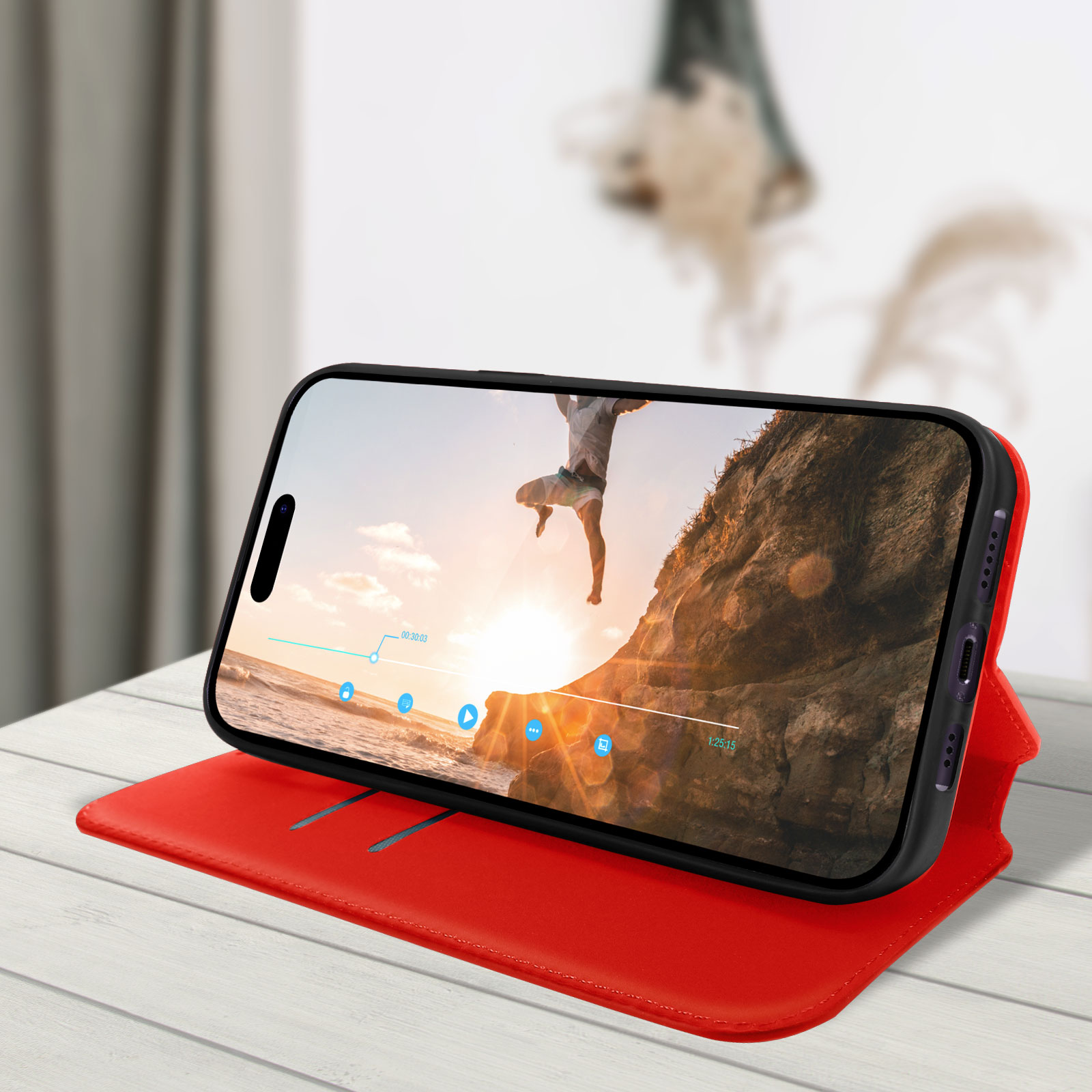Smartphone met video op rode hoes, op houten tafel. Man springt op de achtergrond.
