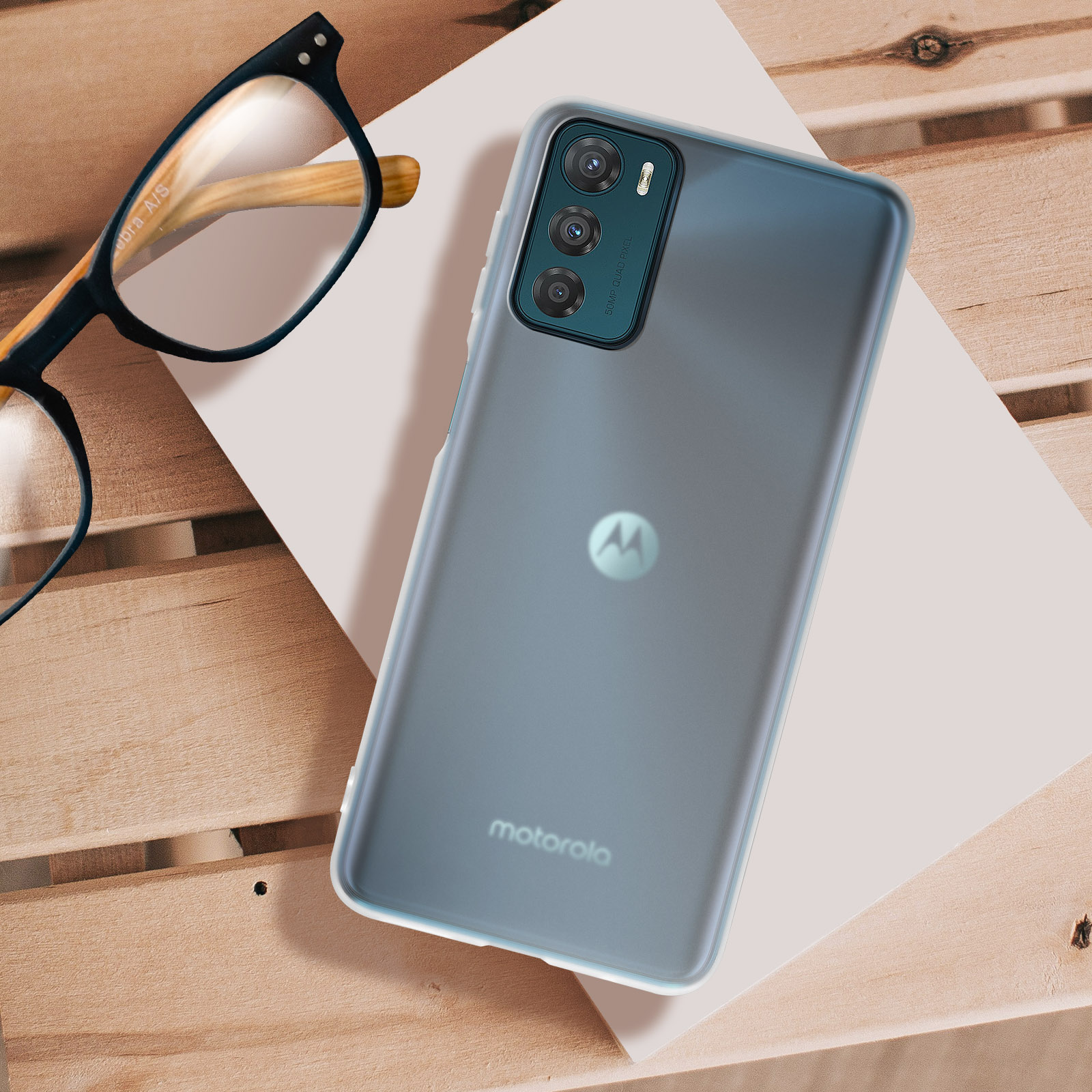 Custodia per telefono con telefono e occhiali su una superficie di legno.