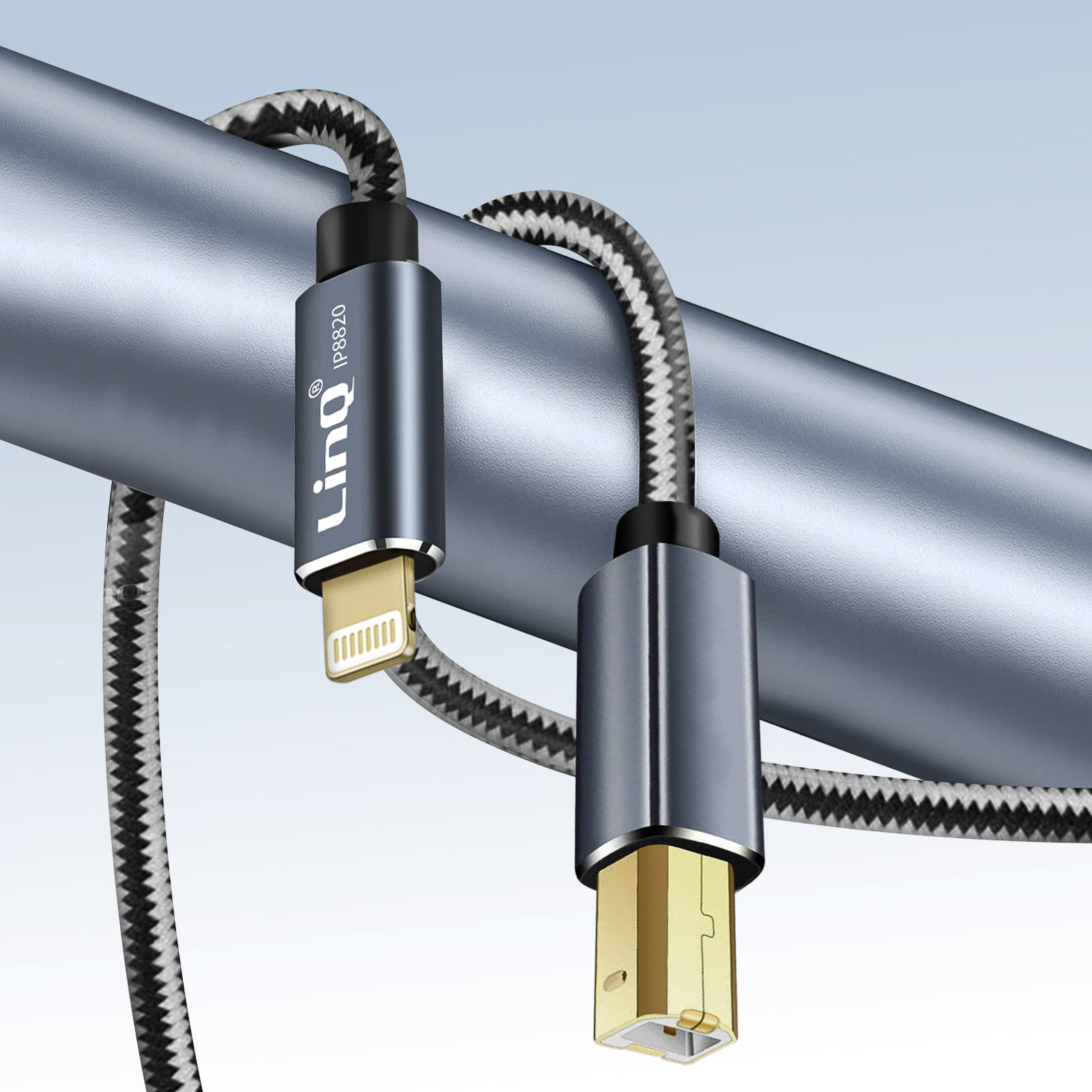 Zwei Ladekabel mit Lightning- und USB-C-Anschlüssen. Sie sind um eine Metallstange gewickelt.