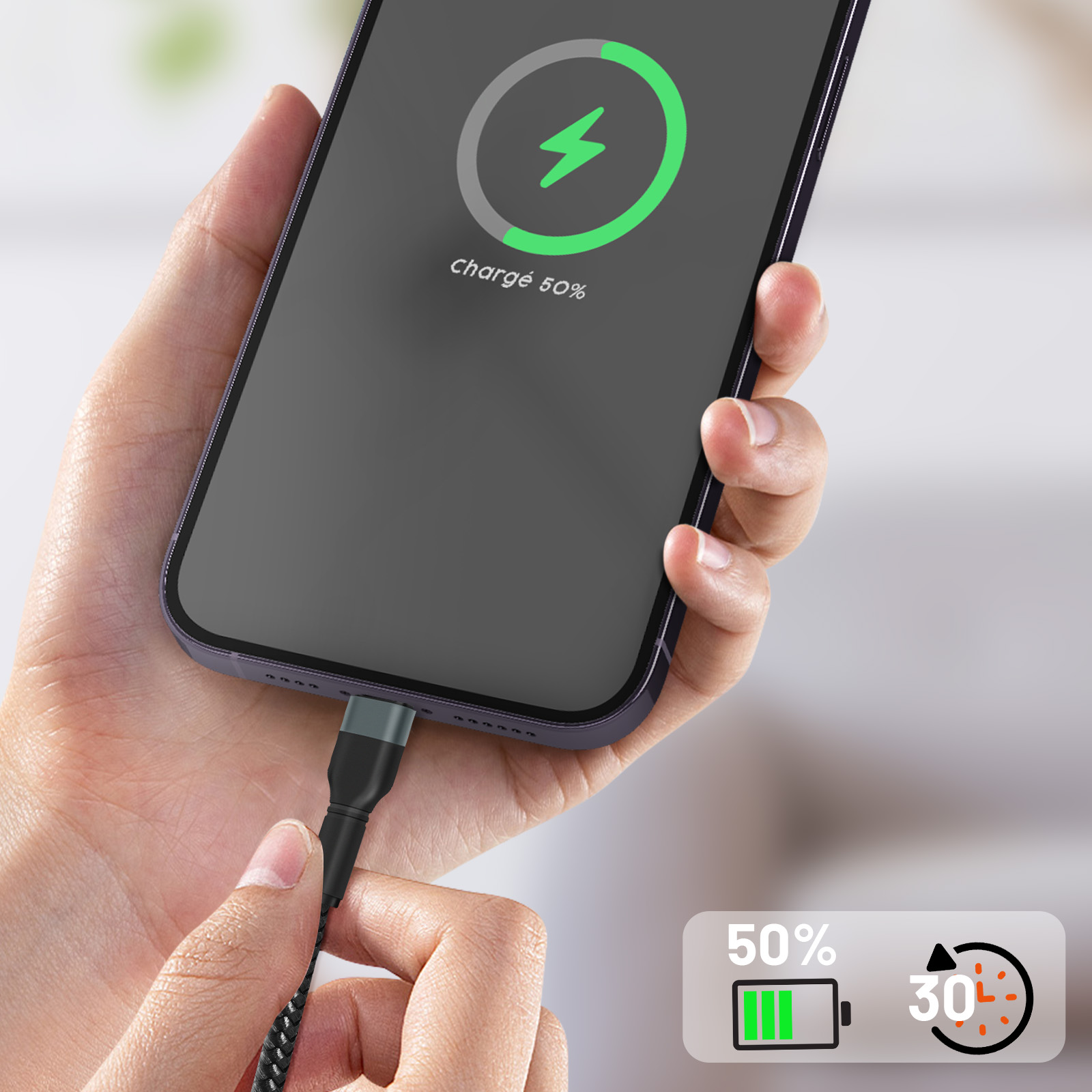 Ein Telefon lädt, zeigt 50% und 30 Minuten Restzeit an. Eine Hand hält das Ladegerät.