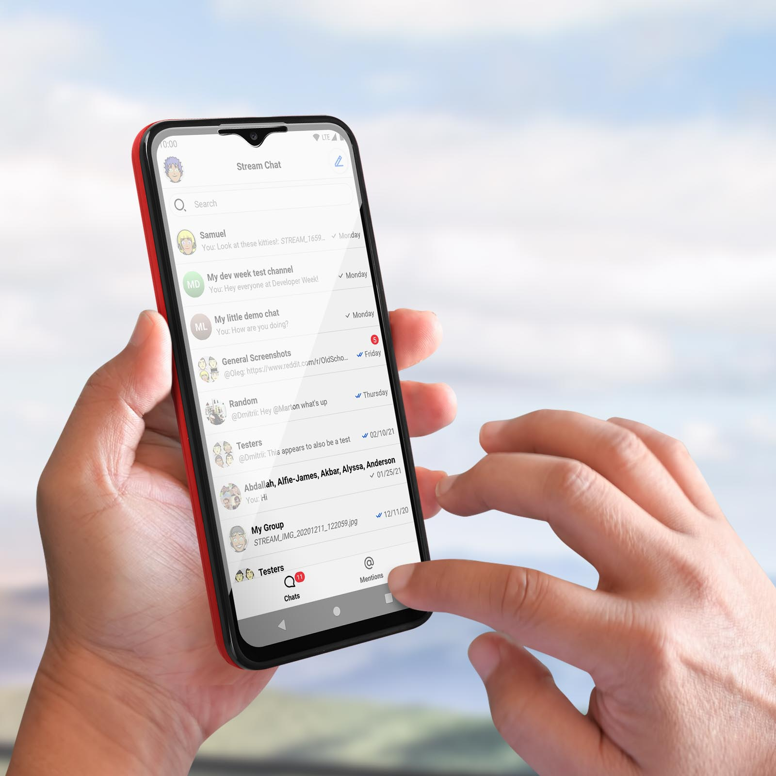 Una persona tiene in mano un telefono che mostra un'app di chat. Il telefono ha una cornice rossa.