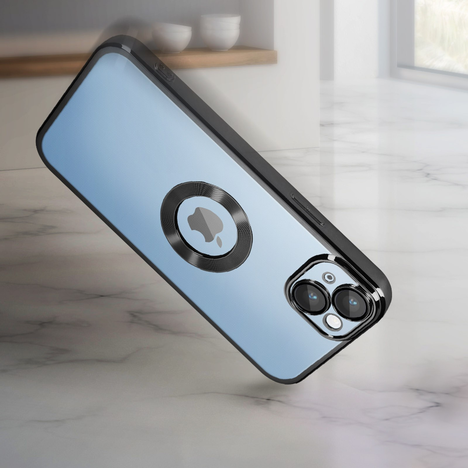 Custodia blu con finiture nere. Logo Apple sul retro. Superficie in marmo, sfondo finestra.