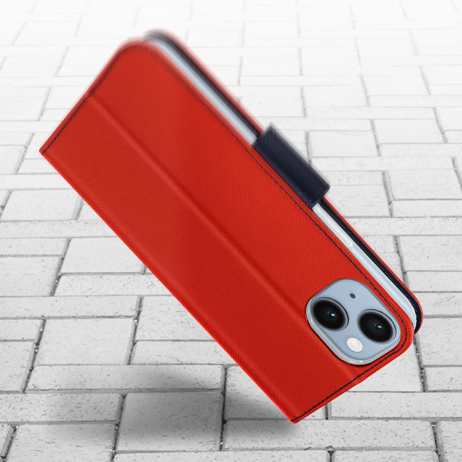 Custodia per telefono rossa su una superficie di mattoni, con cinturino blu scuro e telefono con due fotocamere.