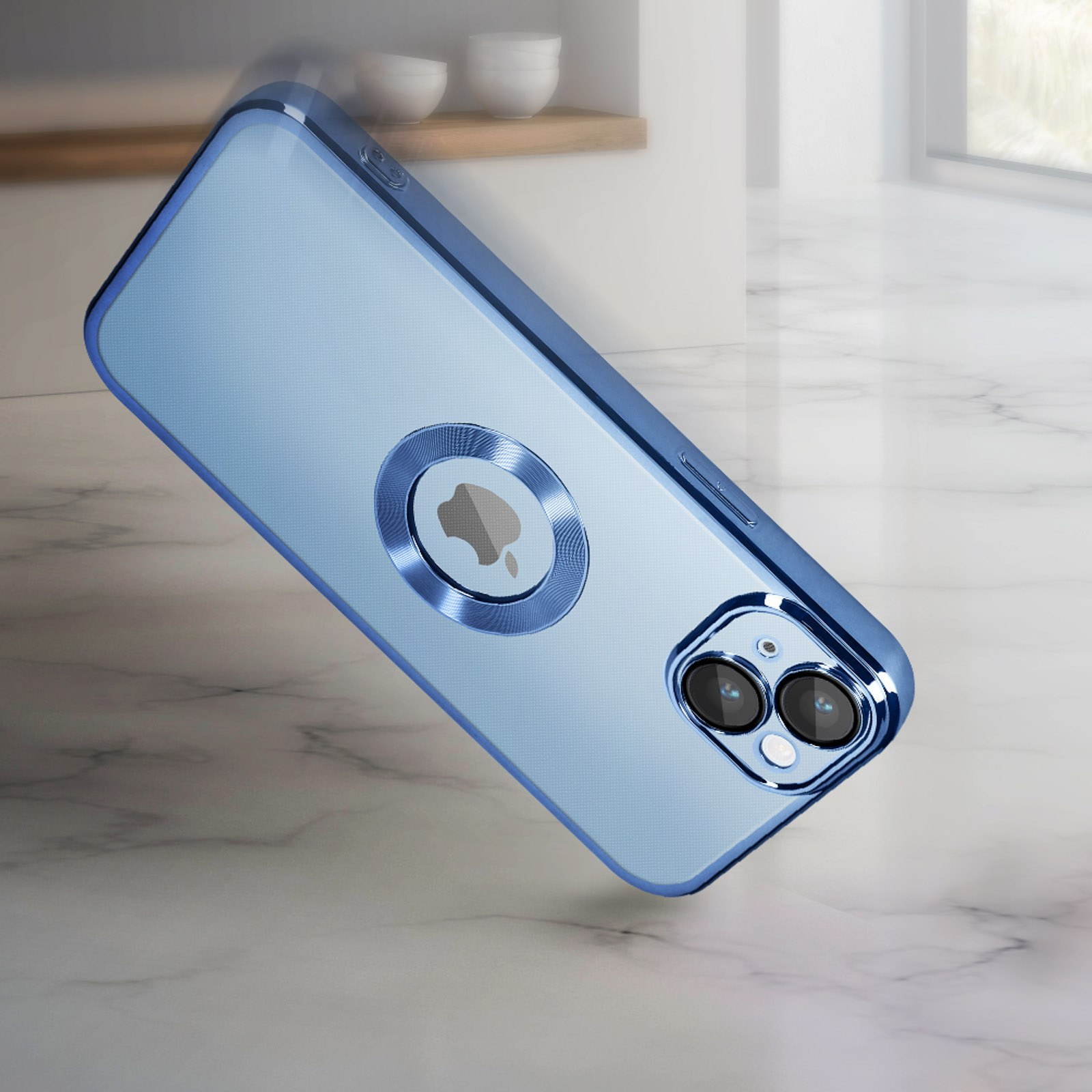 Custodia blu per telefono con anello fotocamera argentato e logo Apple, su una superficie di marmo.