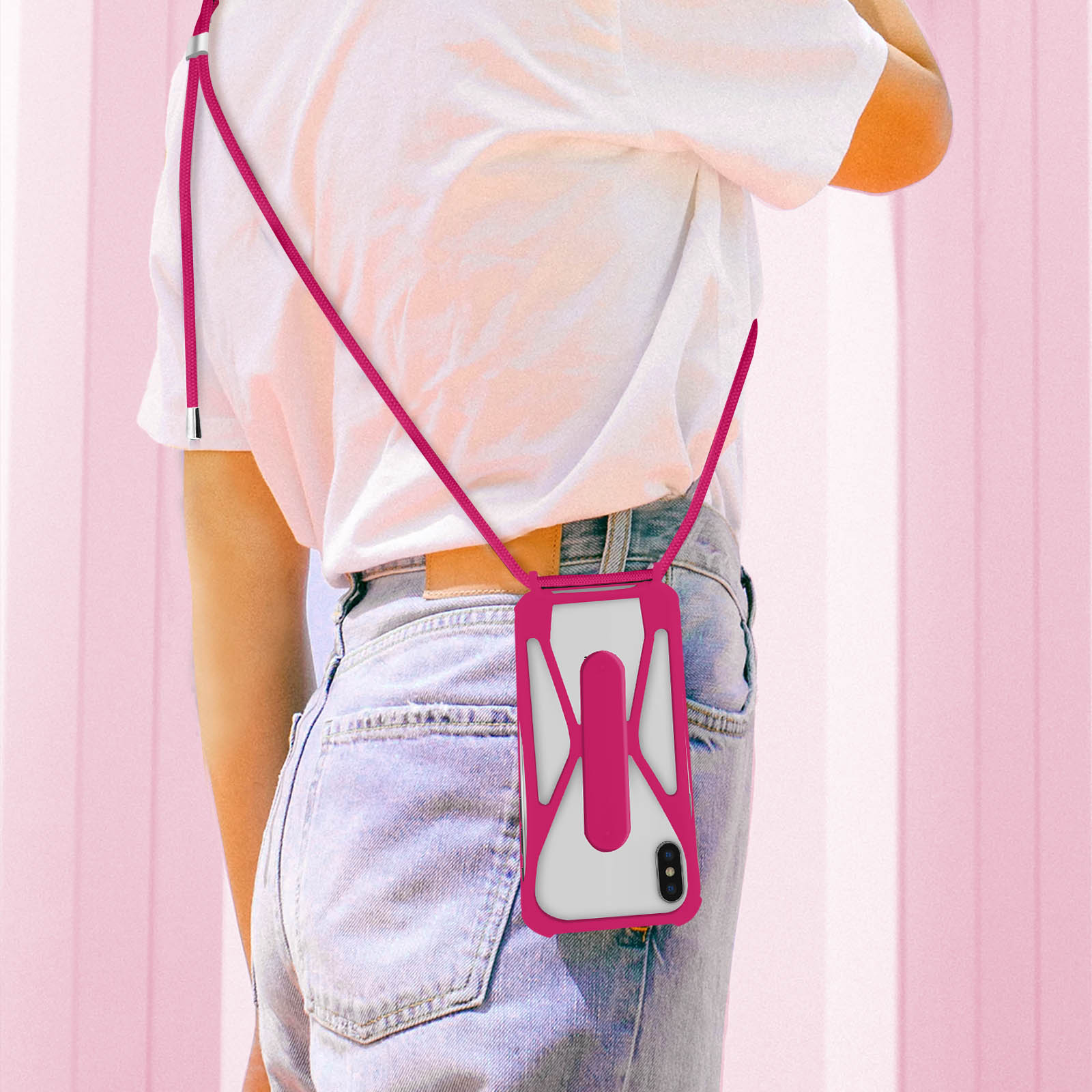 Persona con cinturino per custodia rosa. Telefono in custodia rosa, sfondo rosa.