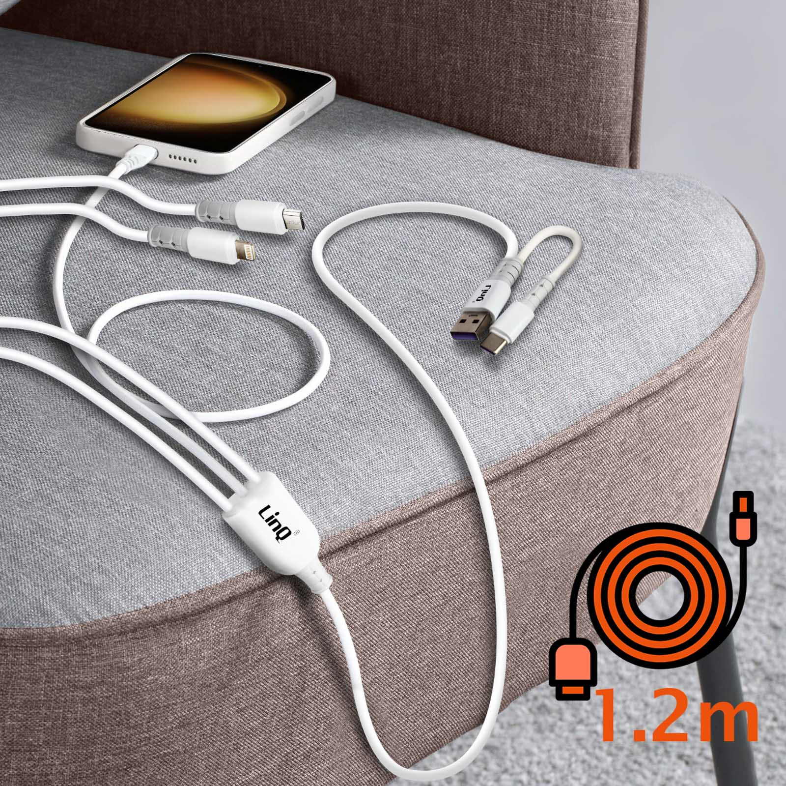 Ein Telefon mit weißem Kabel und Ladesteckern. Das Kabel befindet sich auf einer grauen Oberfläche.