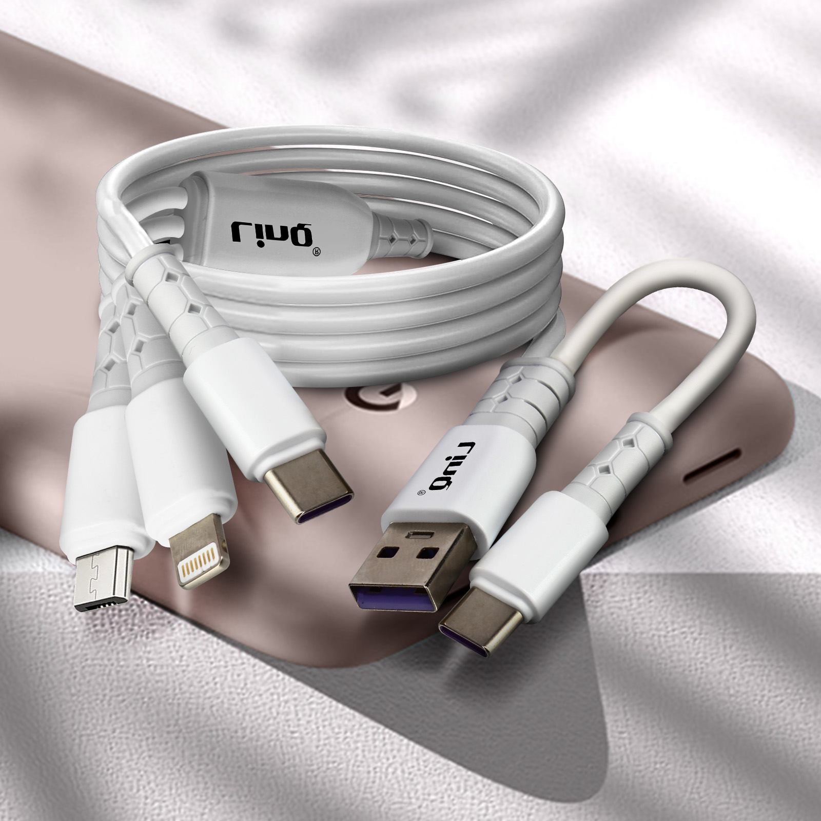 Weiße Ladekabel mit verschiedenen Anschlüssen auf einem Telefon. Der Markenname ist auf dem Kabel aufgedruckt.