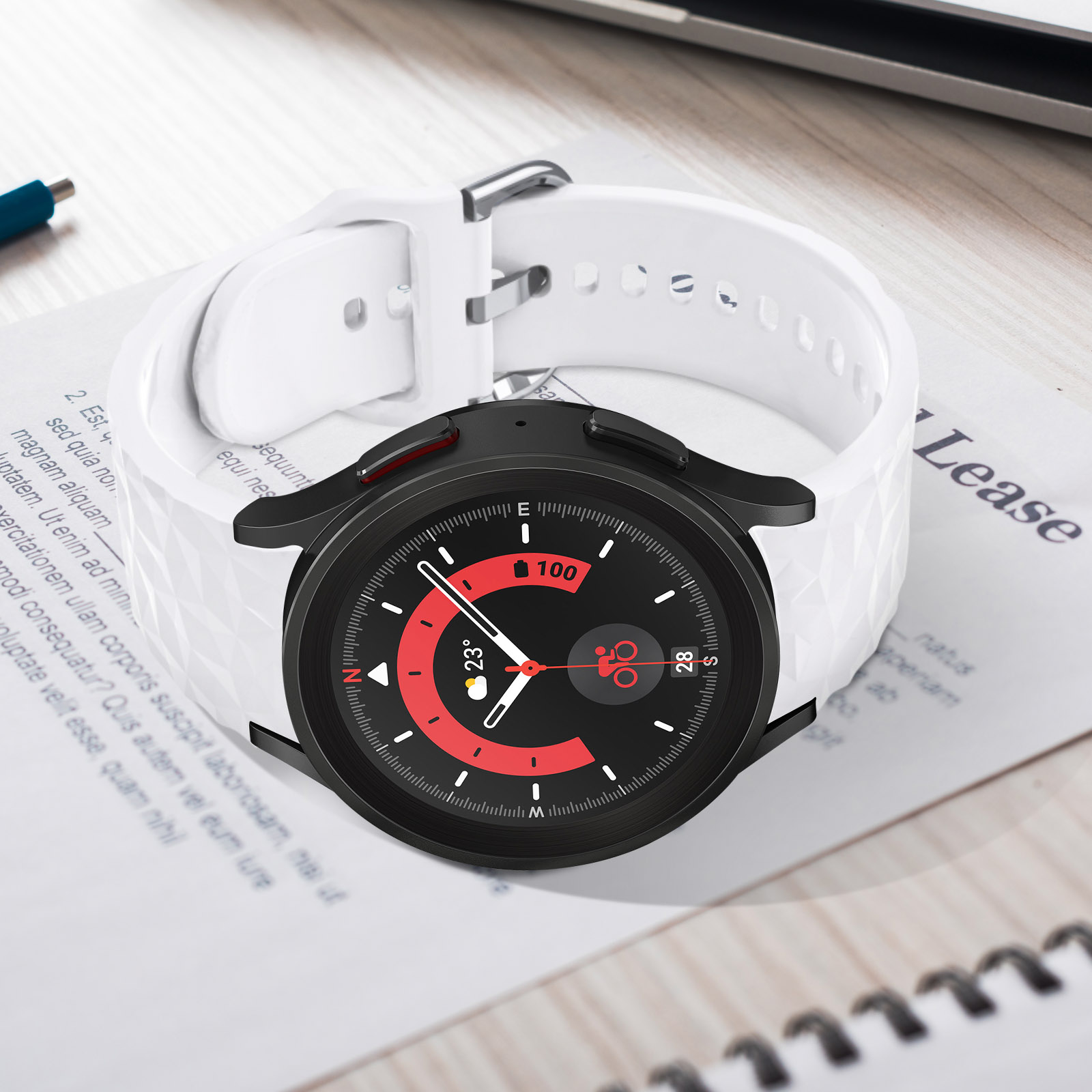 Smartwatch con correa blanca y esfera negra. La pantalla muestra detalles.
