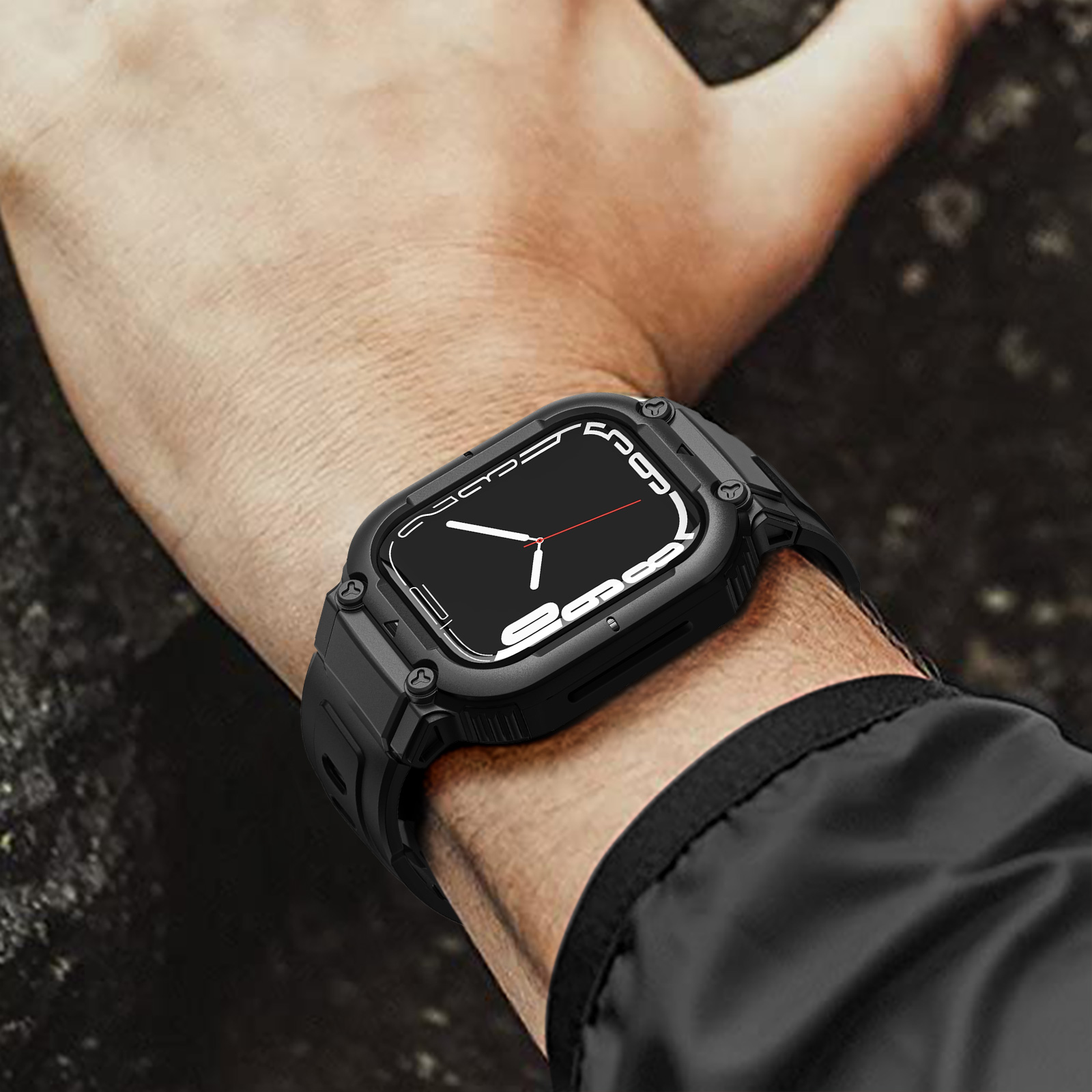 Reloj negro en la muñeca, en carcasa negra, toma de primer plano.