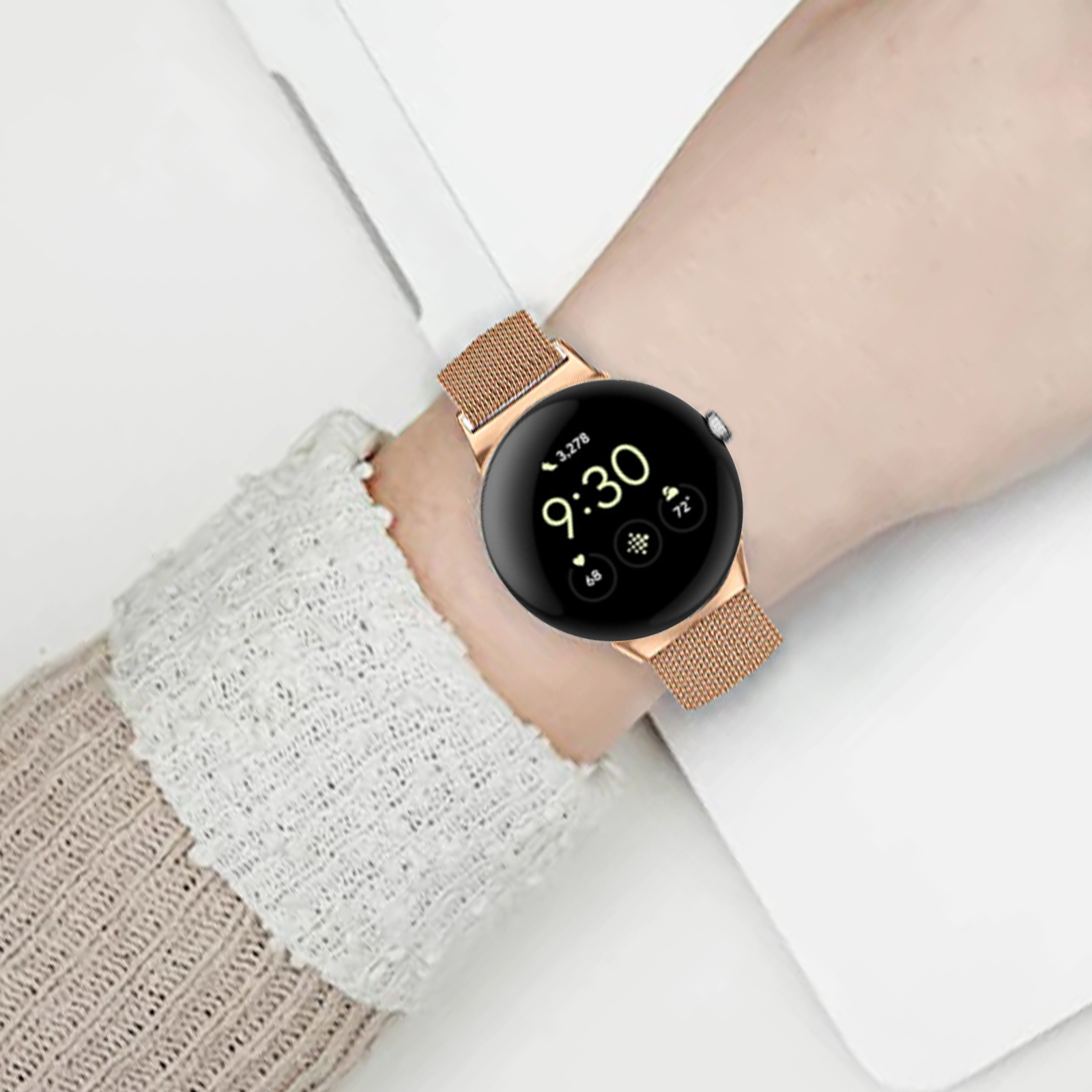 Uno smartwatch al polso che mostra l'ora. Il cinturino è metallico.