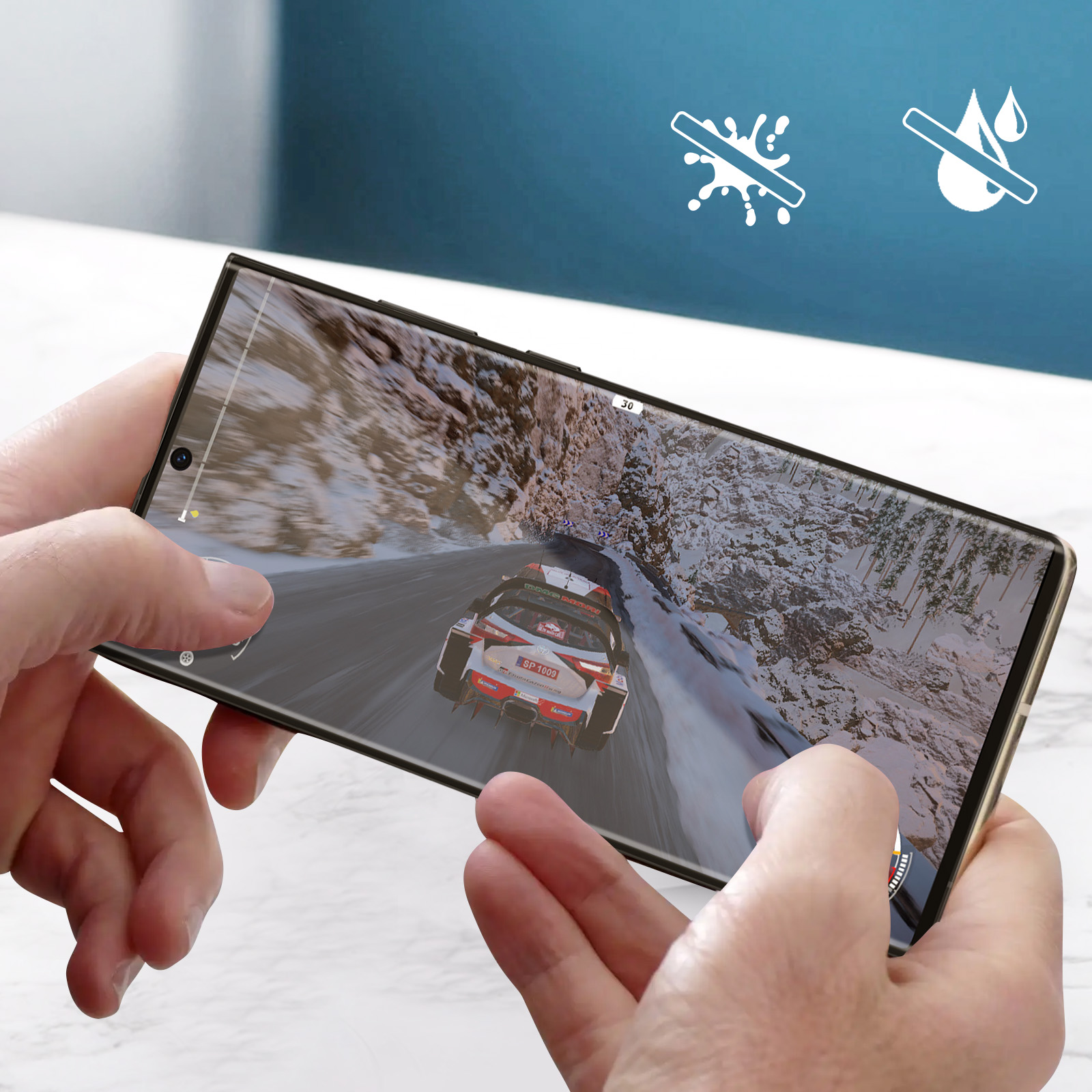 Mani che tengono un telefono con un gioco di corse automobilistiche sullo schermo. Vengono mostrate icone per acqua e polvere.