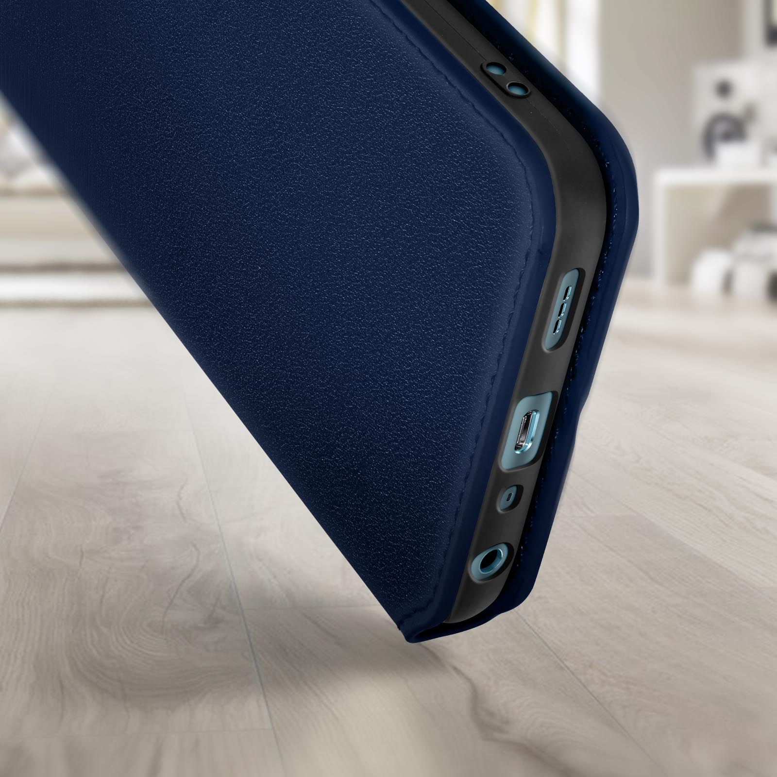 Il lato di una custodia per telefono, blu scuro, con una finitura strutturata e ritagli per porte e pulsanti.