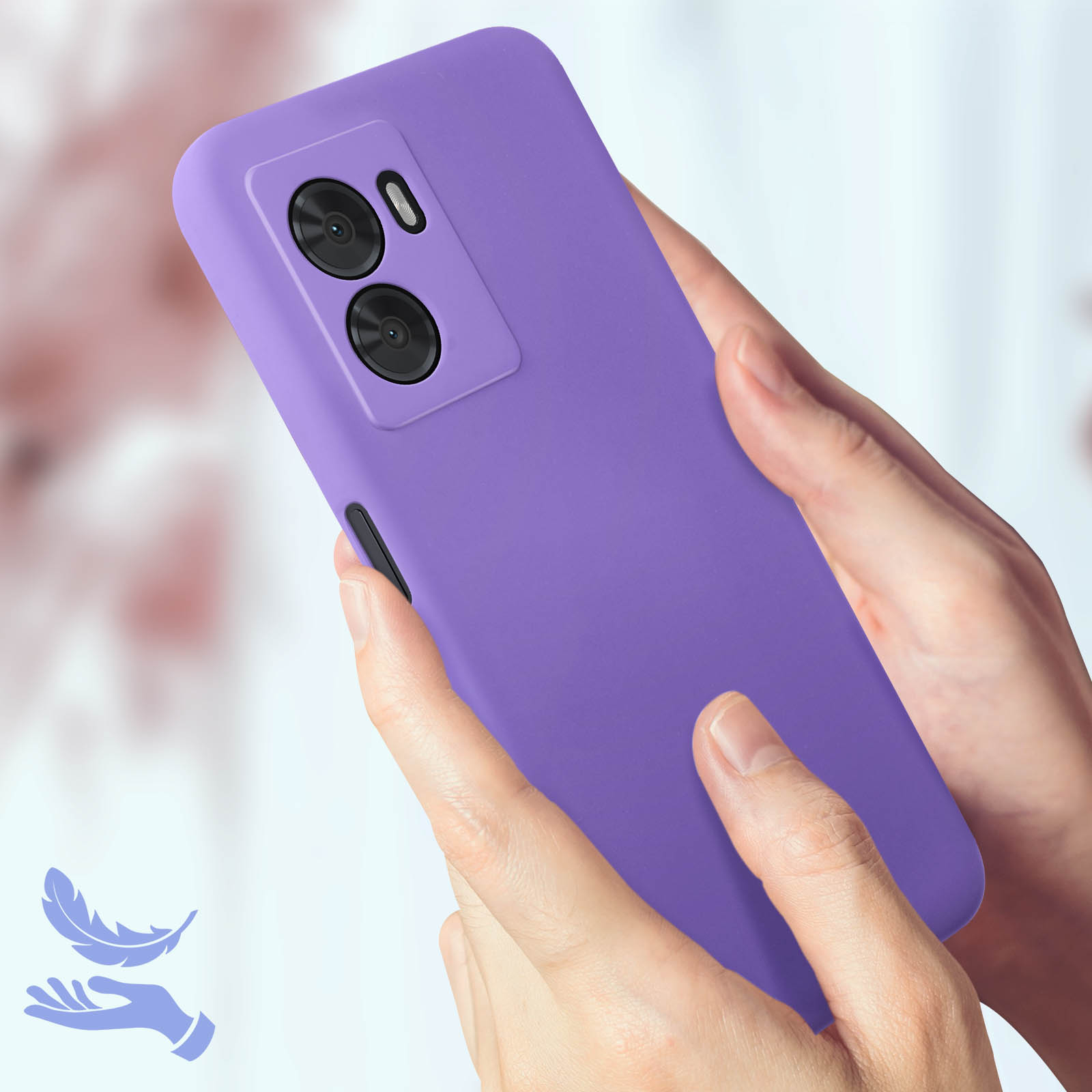 Una custodia per telefono viola tenuta in mano, la fotocamera del telefono è visibile.