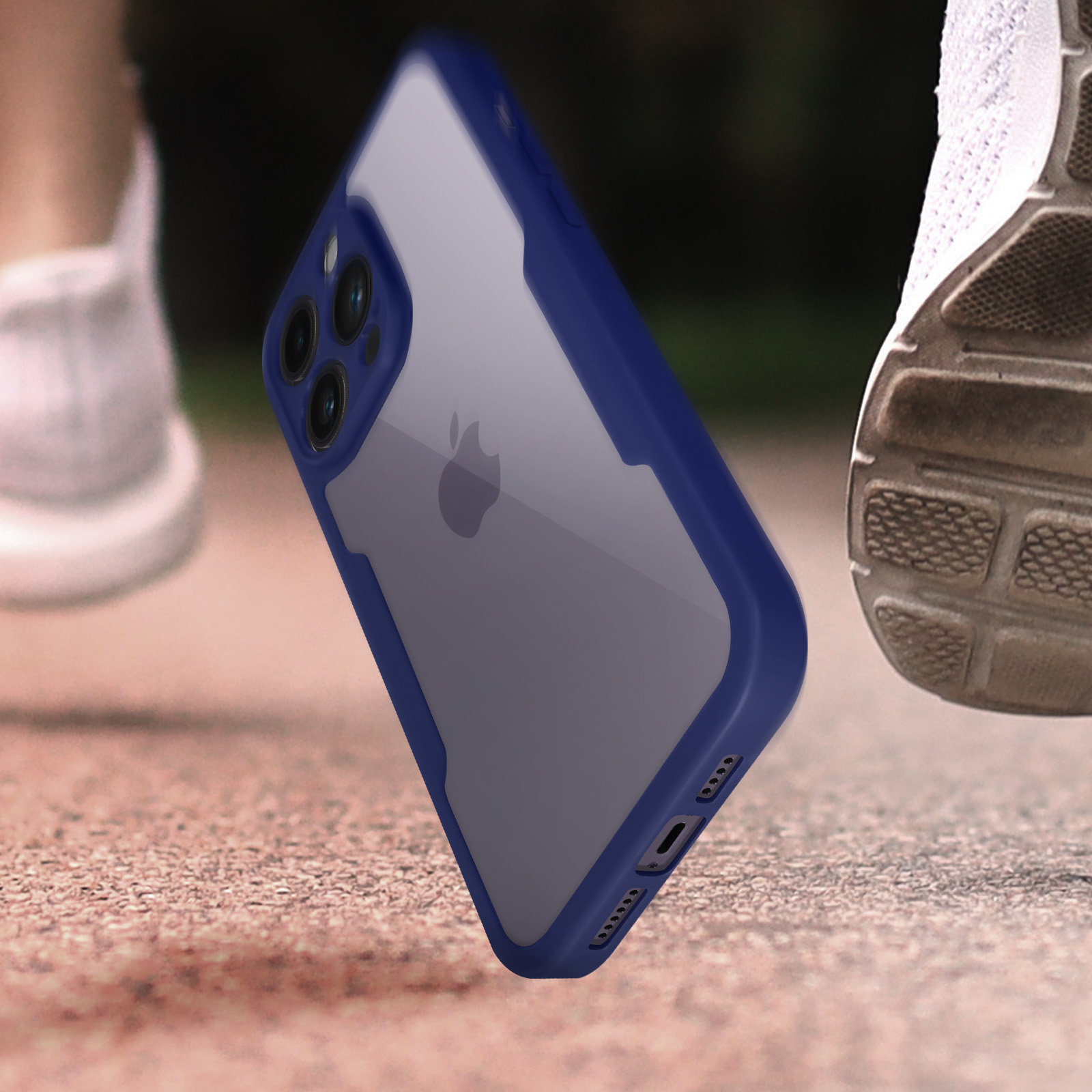 Een telefoon in een blauw omrande doorzichtige hoes. De benen van een rennende persoon op de achtergrond.