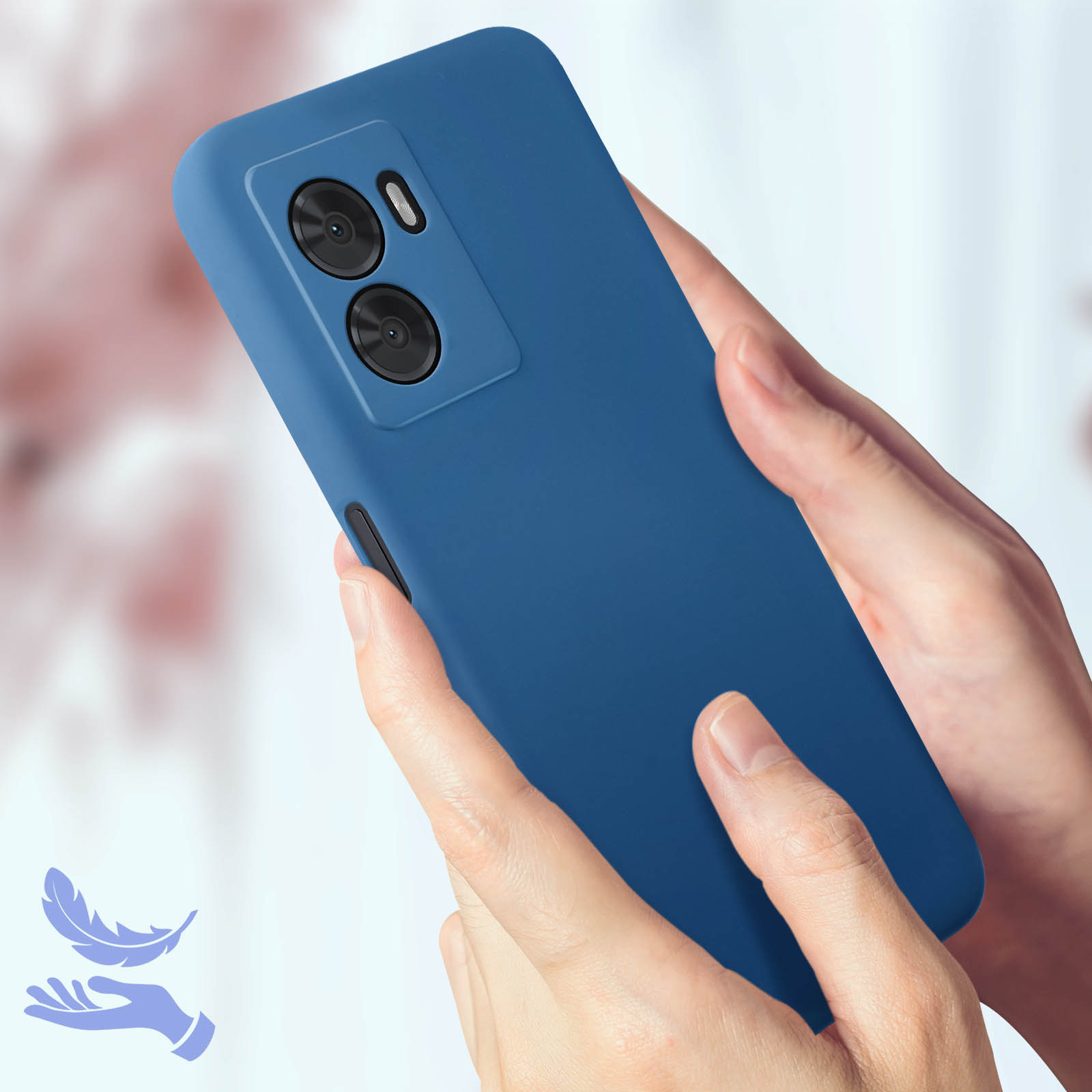 Custodia per telefono blu. Telefono tenuto in mano, sfondo sfocato.