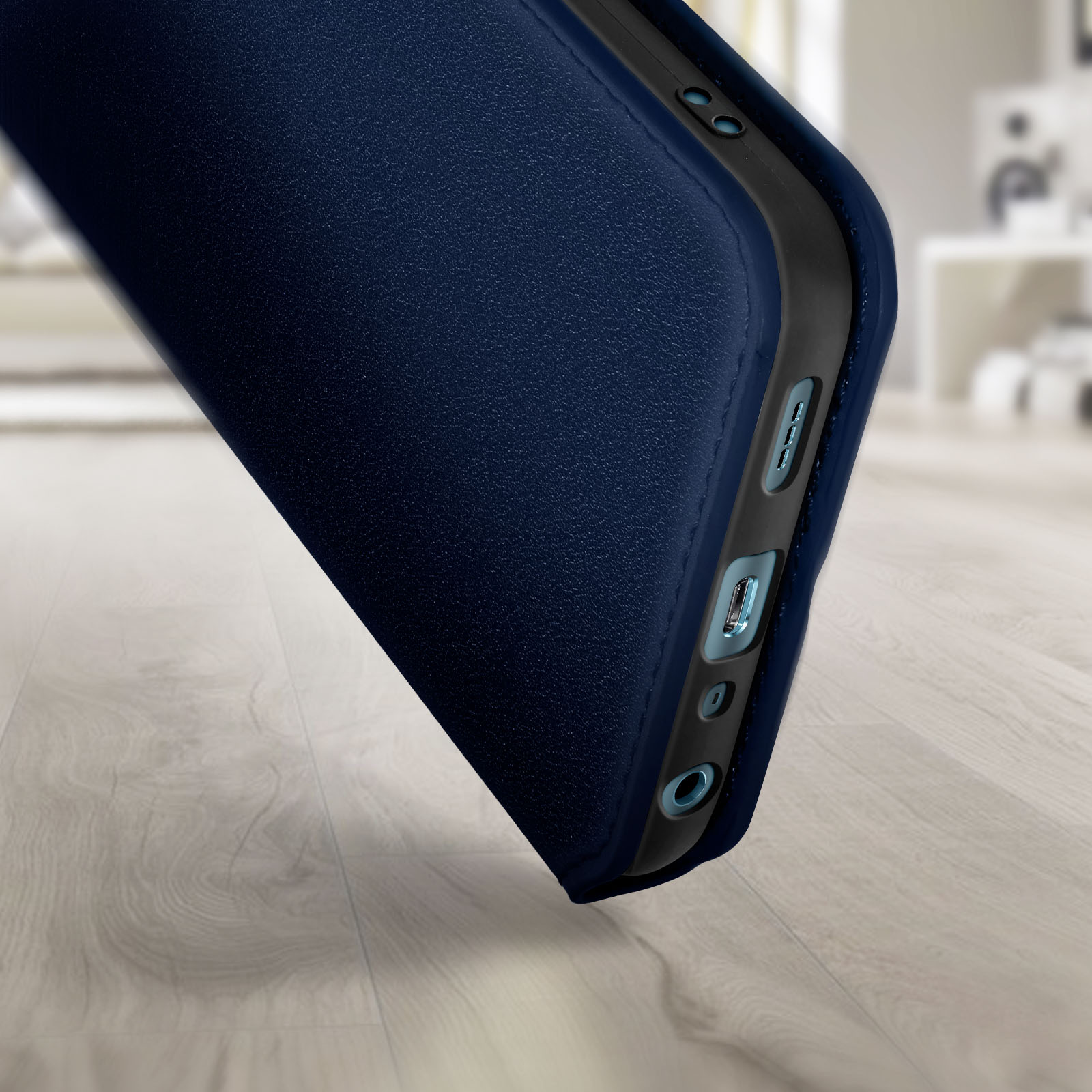 Primo piano di una custodia per telefono. La custodia è blu scuro ed è posizionata su una superficie di legno.