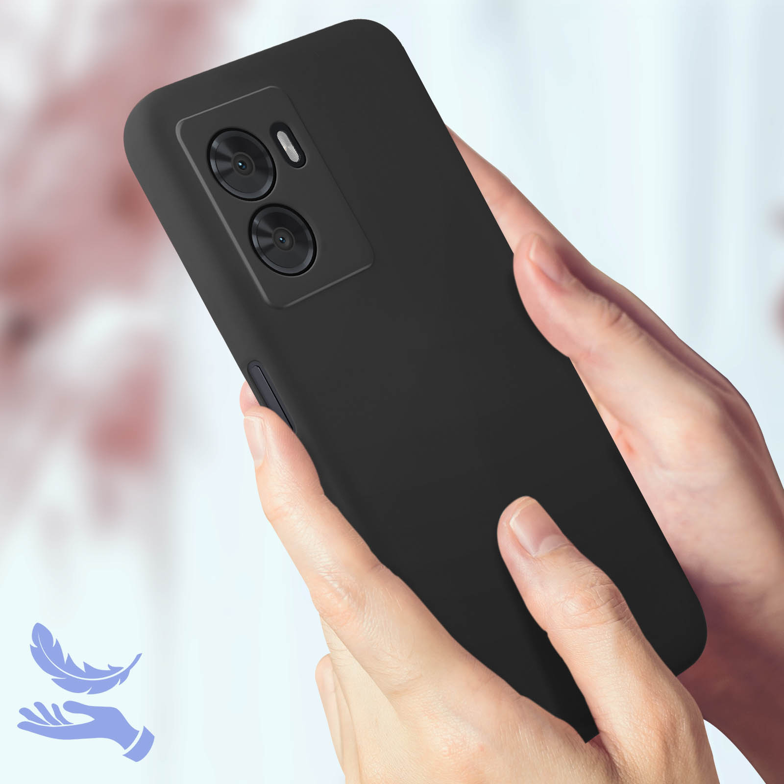 Una custodia nera per telefono è tenuta in mano. La custodia ha due fori per la fotocamera. Lo sfondo è sfocato.