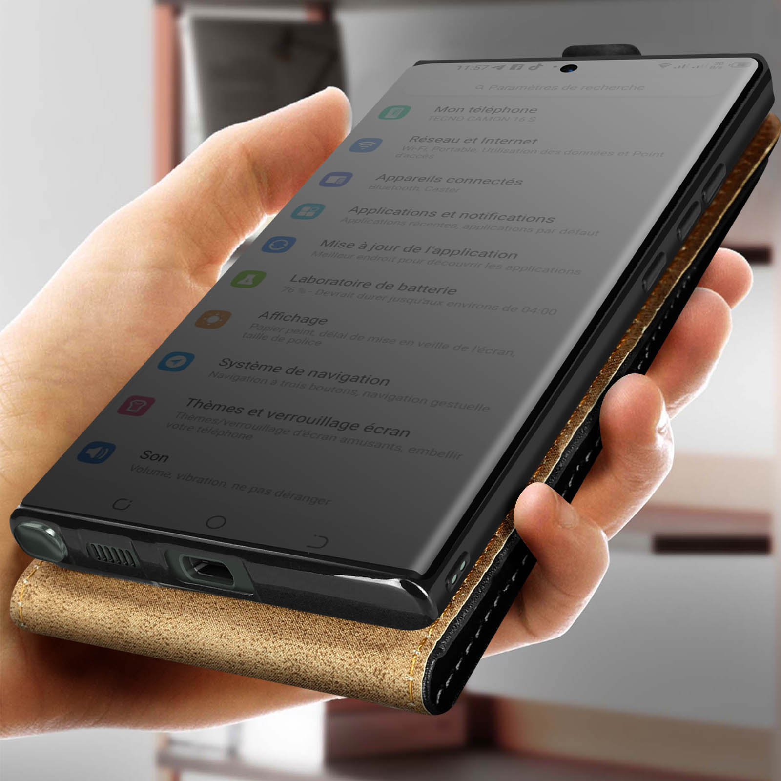 Een telefoon met een leren hoes, met een instellingenmenu op het scherm. De telefoon wordt door een hand vastgehouden.