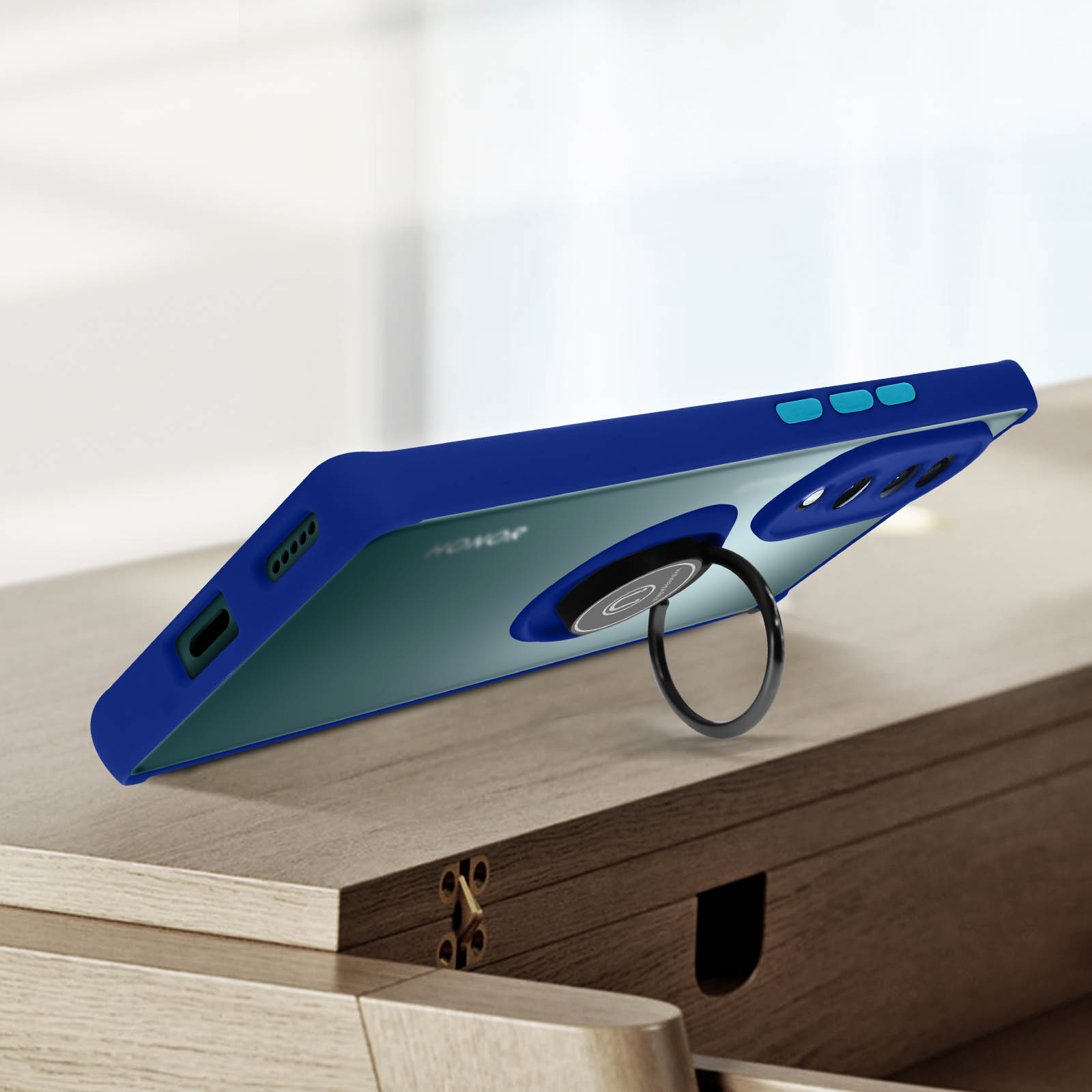 Custodia blu per telefono su una superficie di legno. Il telefono ha un anello di supporto.