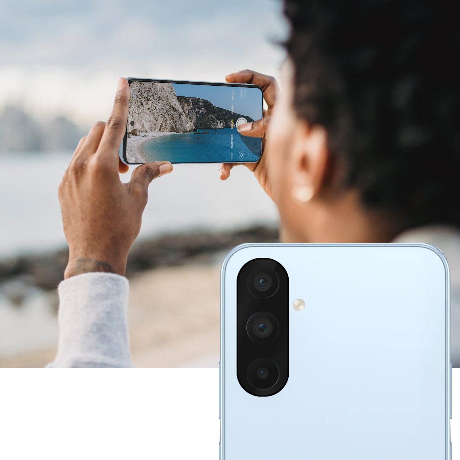 Une personne prend une photo d'un paysage avec un téléphone. Le téléphone a trois caméras.