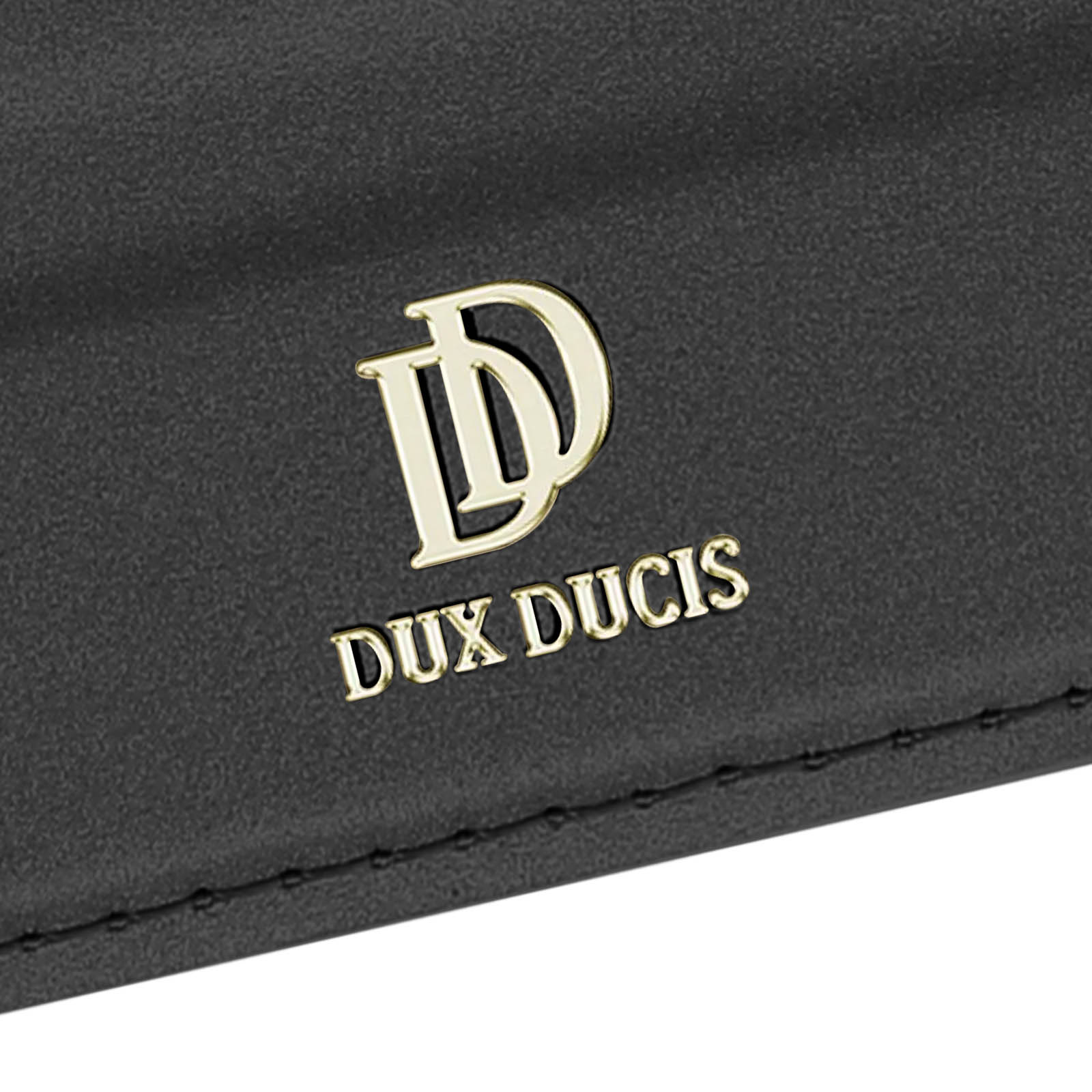 Nahaufnahme einer schwarzen Handyhülle. Goldenes DUX DUCIS Logo. Schwarzer Hintergrund.