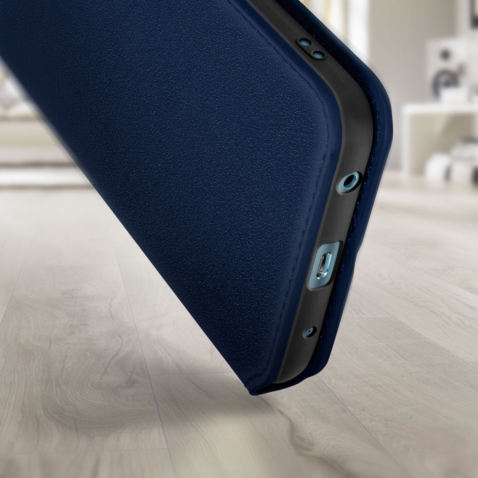 Primo piano di una custodia per telefono. La custodia è blu scuro. Le porte e i pulsanti del telefono sono visibili.