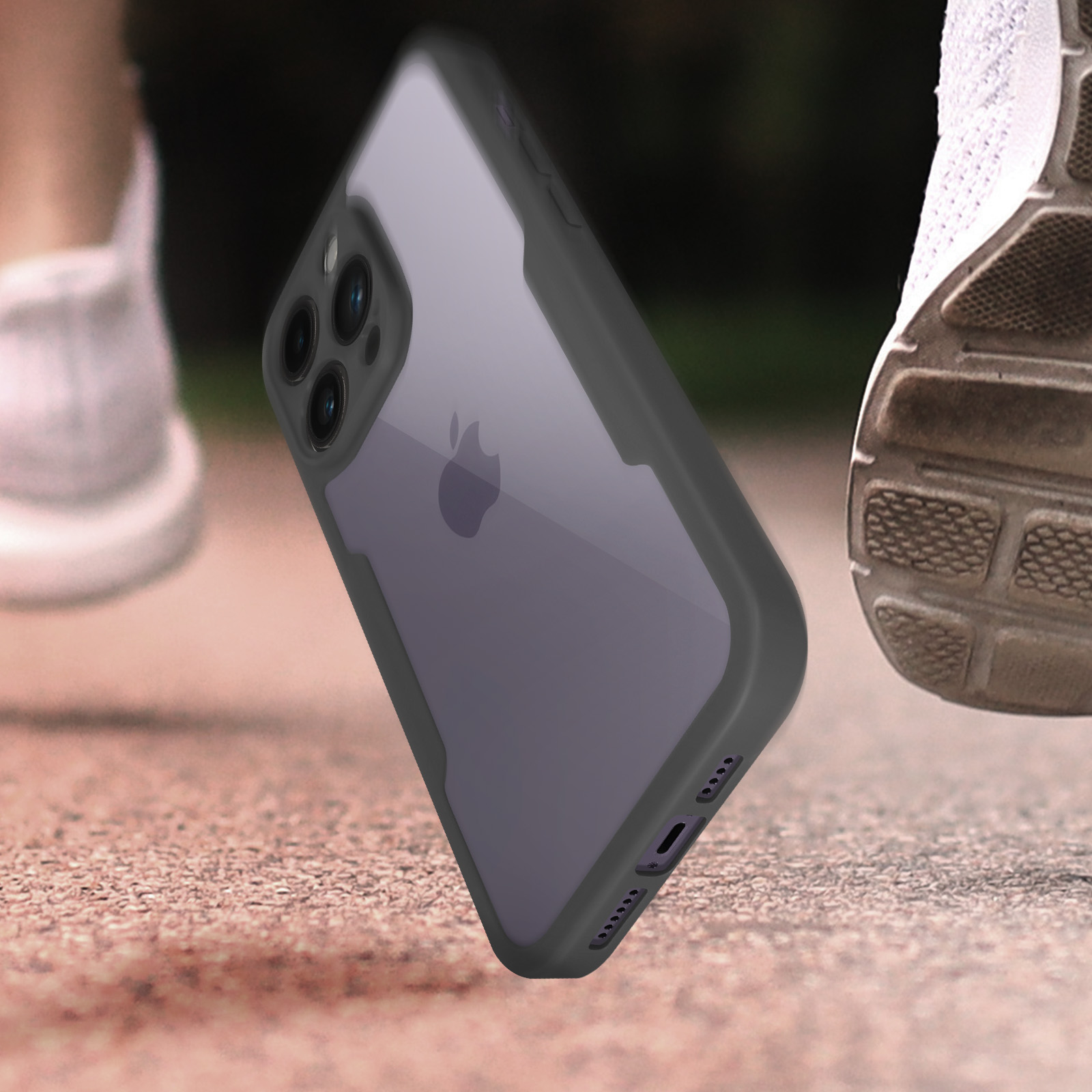 Un téléphone dans un étui de protection, tenu par la main d'une personne, avec une scène de course floue en arrière-plan.