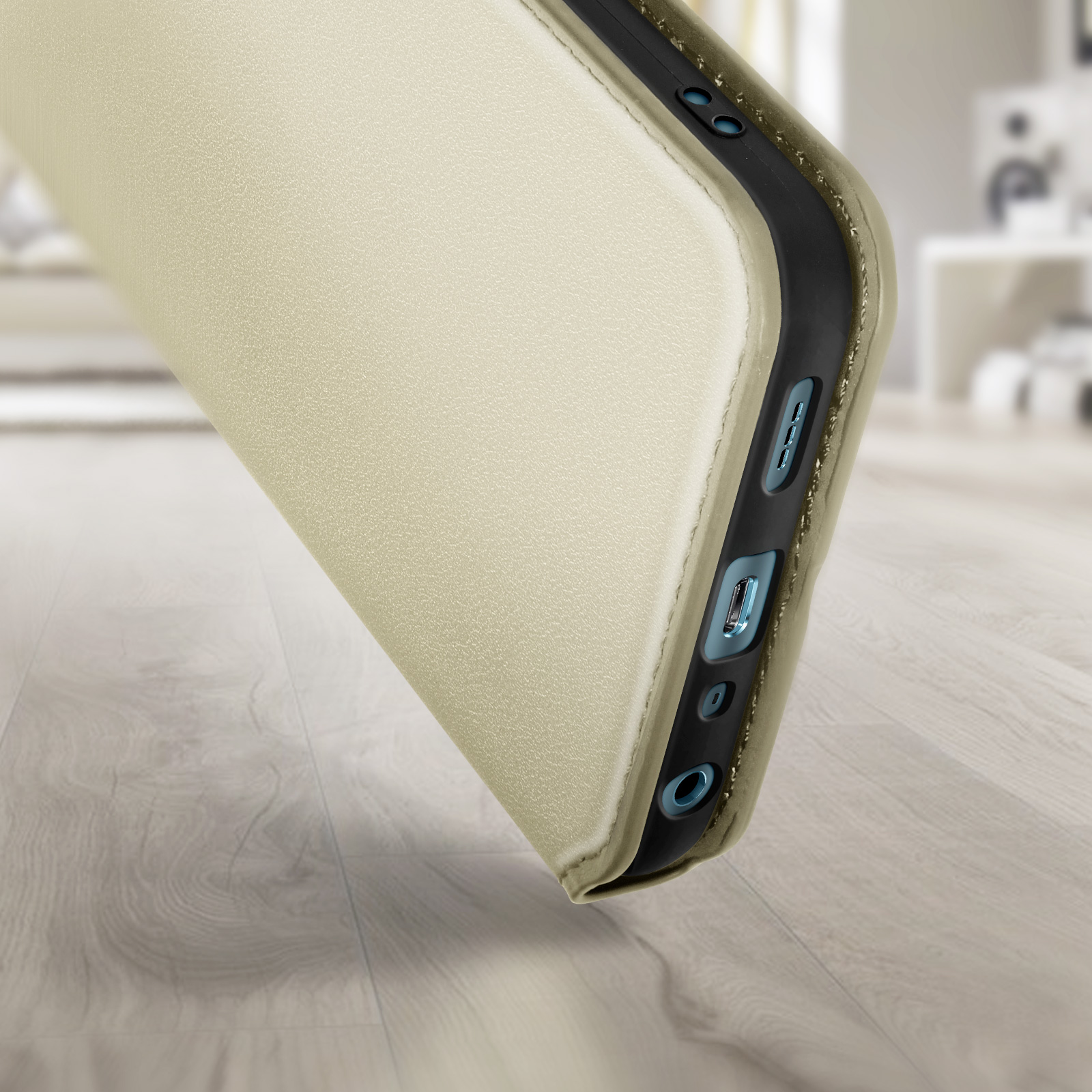Un primo piano di una custodia per telefono. La custodia è color oro e ha una texture liscia.