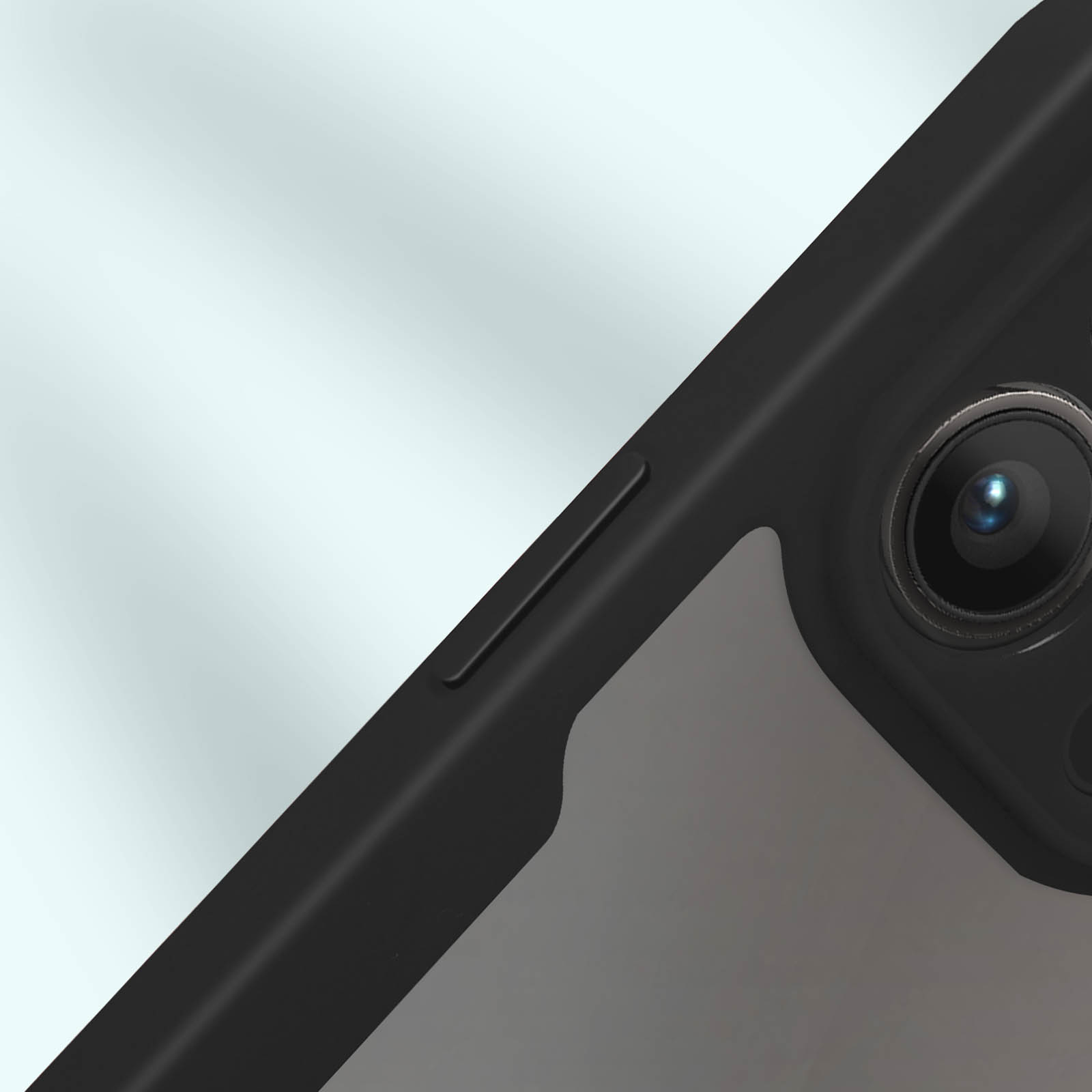 Un primo piano del modulo fotocamera di un telefono. L'obiettivo è circondato da una custodia nera. Sono visibili i dettagli dei pulsanti laterali.
