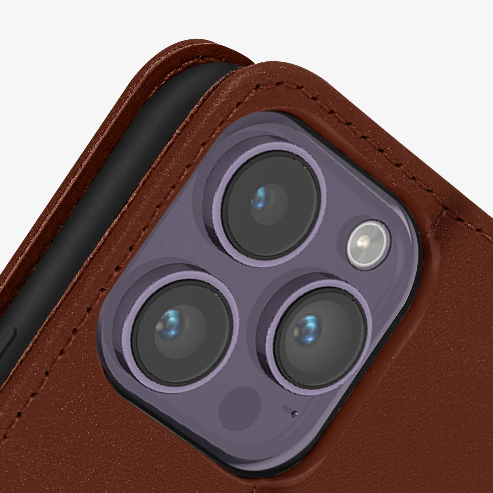 Objectifs de l'appareil photo du téléphone. Le téléphone a trois objectifs. Le fond est un étui en cuir marron.