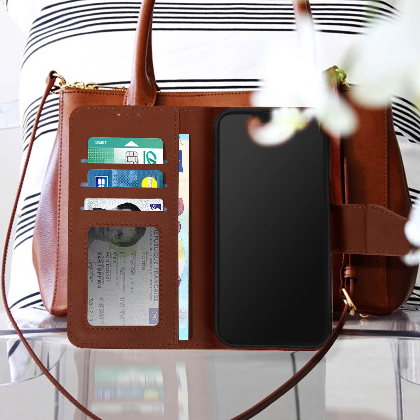 Coque de téléphone marron avec des emplacements pour cartes et un design de portefeuille, sur une surface avec un sac à main.