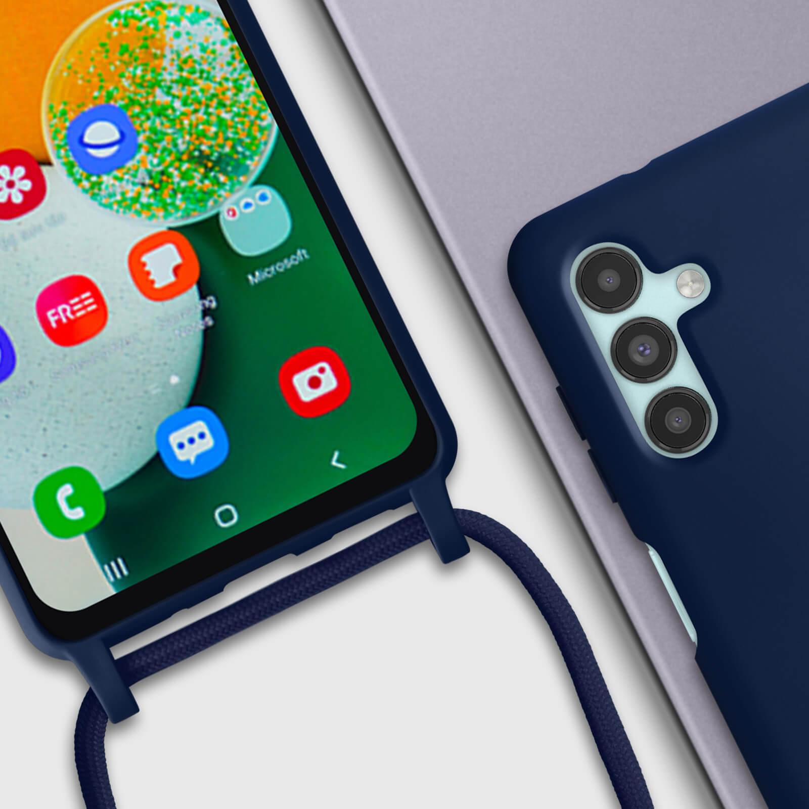 Téléphone dans un étui bleu marine avec un cordon et un téléphone dans un étui bleu clair, gros plan.
