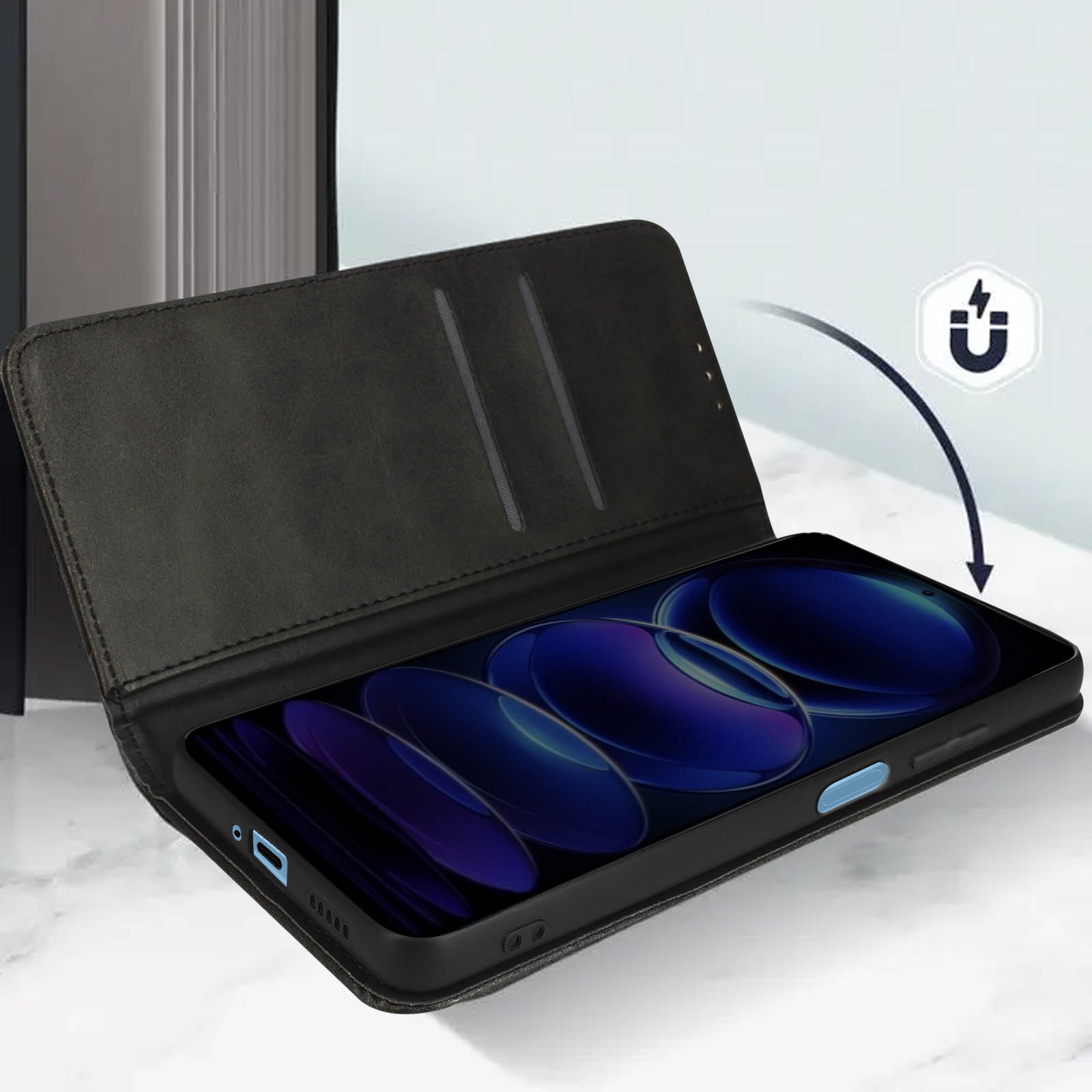 Un telefono è aperto con una chiusura magnetica. Ha uno schermo e delle carte.