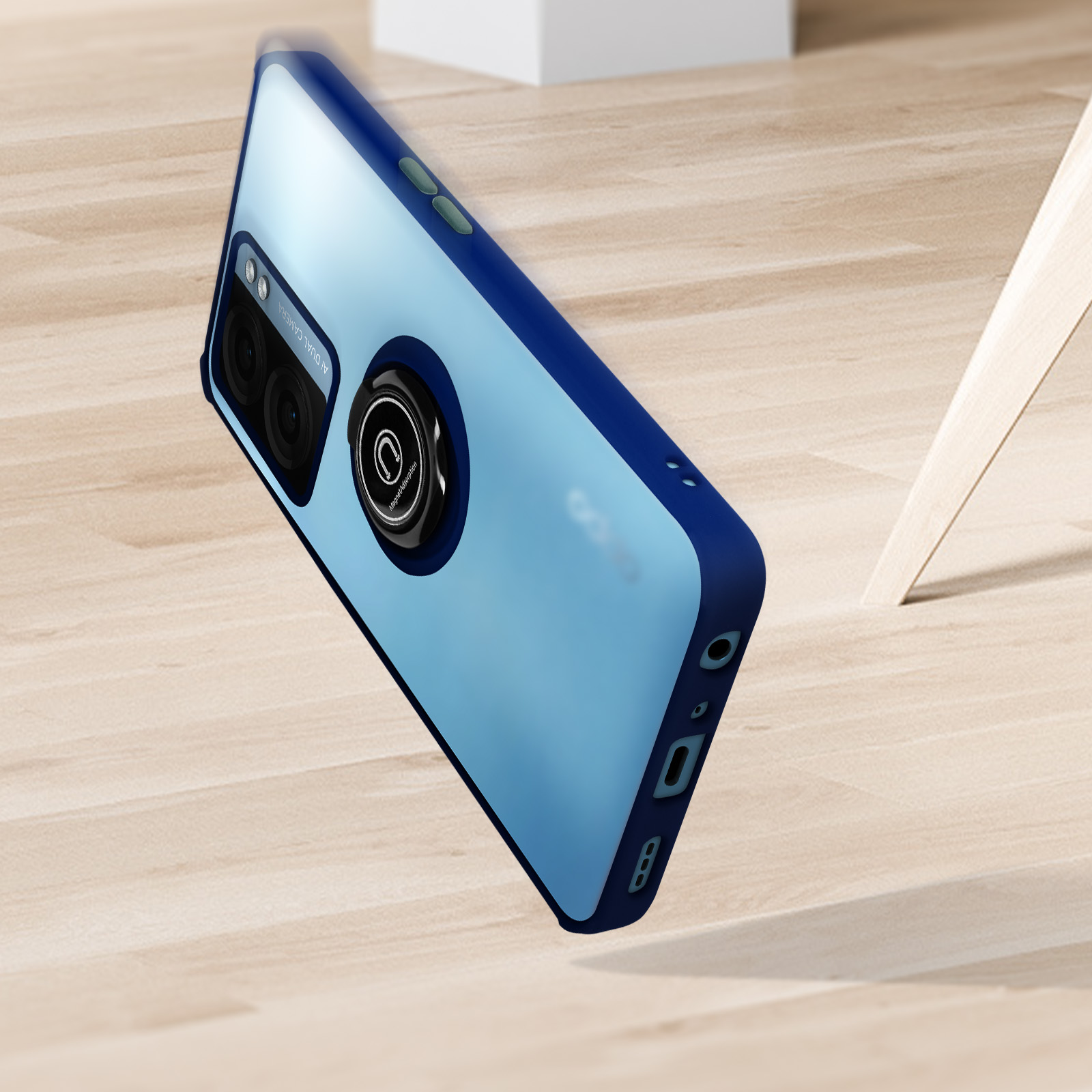 Custodia per telefono blu e trasparente. Custodia su una superficie di legno. Cubo bianco sullo sfondo.