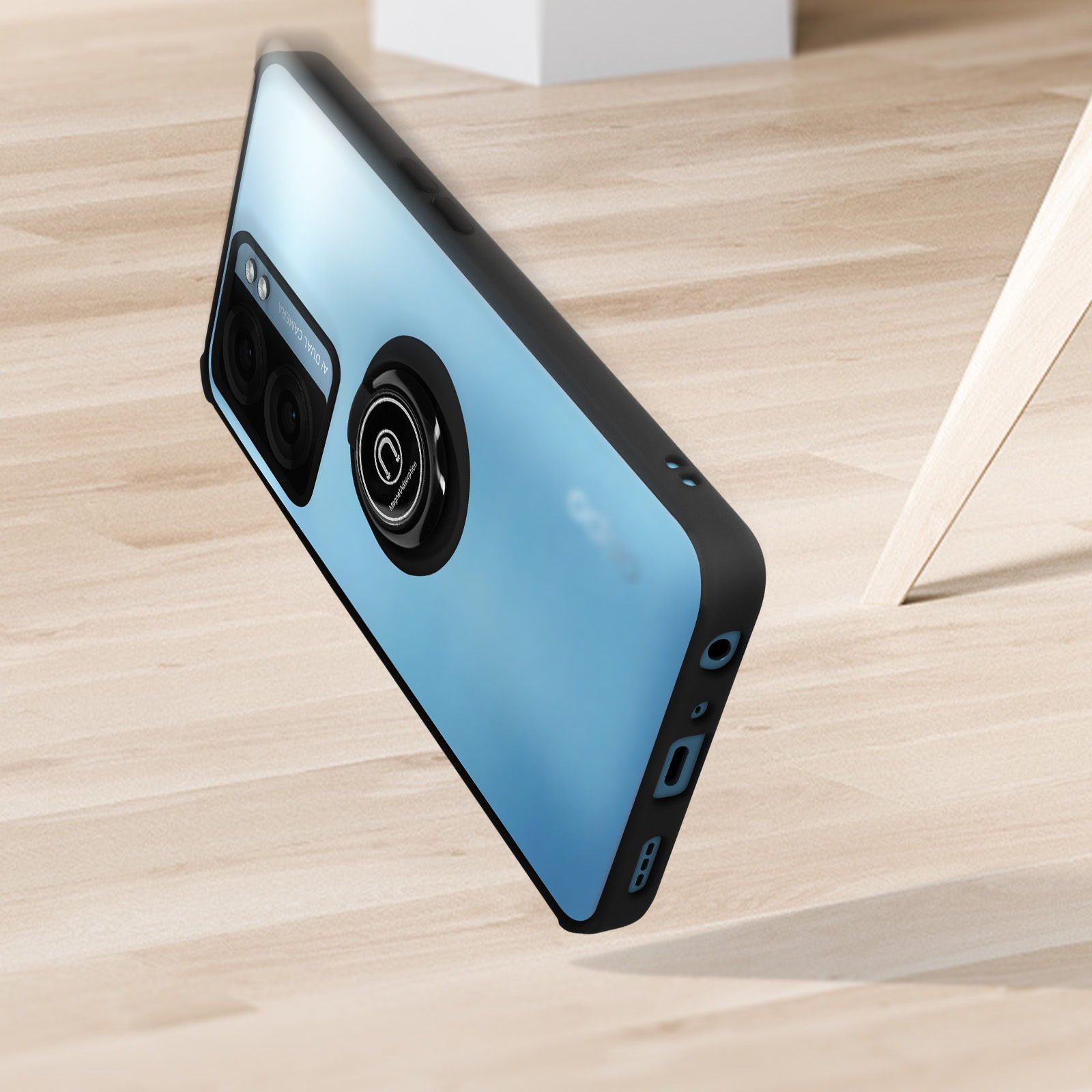 Una custodia per telefono su una superficie di legno. La custodia ha un retro trasparente e un anello magnetico.