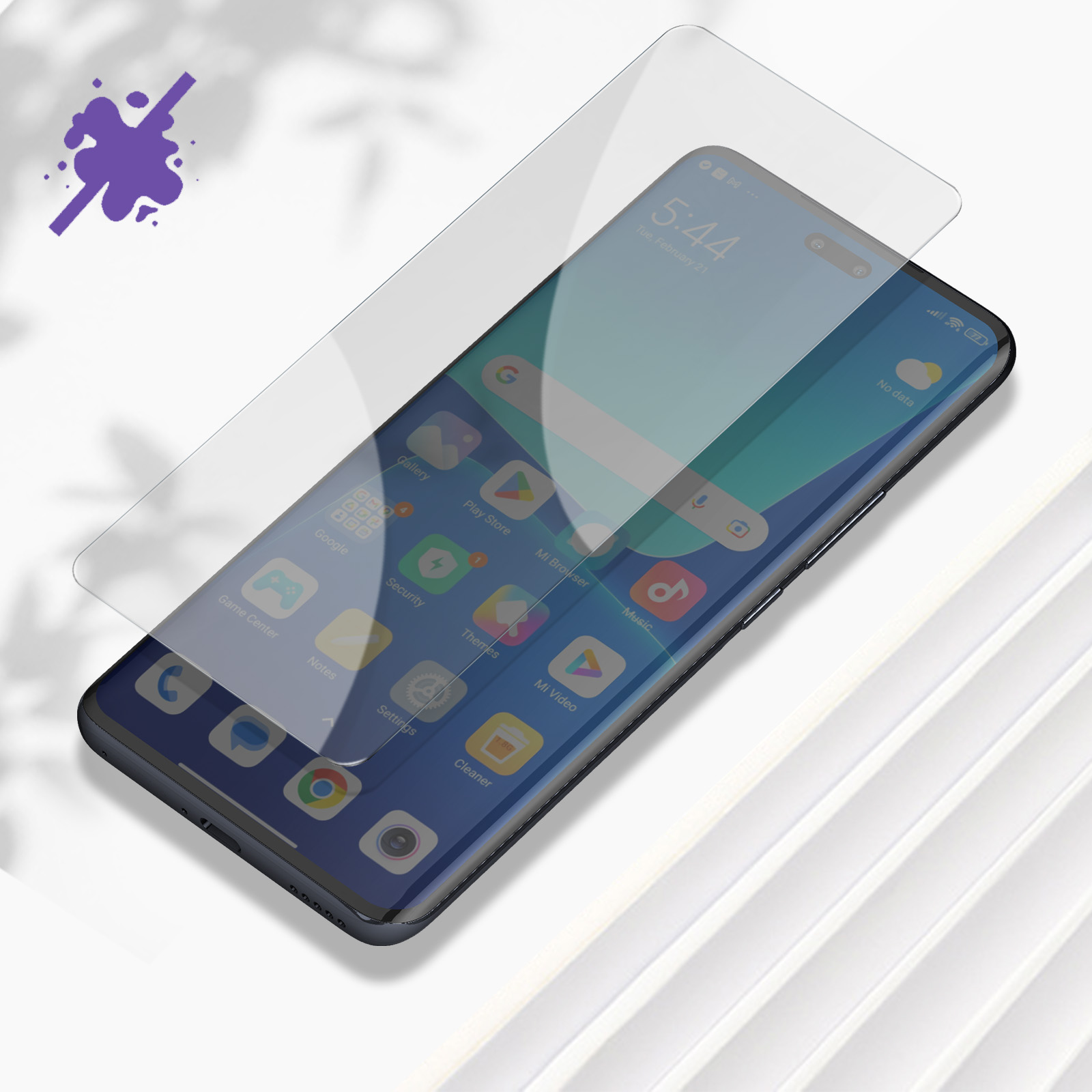 Un proteggi schermo trasparente viene applicato a un telefono. Lo schermo del telefono mostra un'interfaccia.