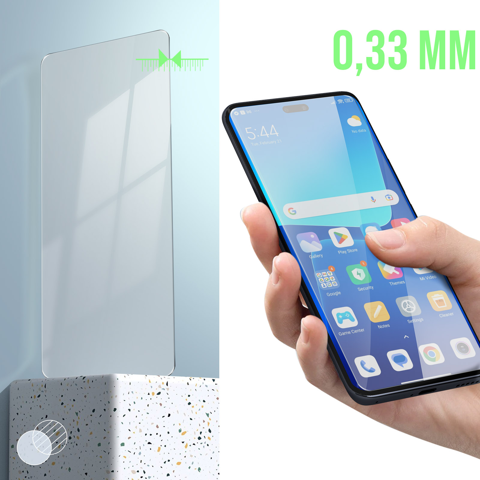 Telefono e protezione schermo. Il telefono mostra le app. La protezione è a sinistra, una mano tiene il telefono.