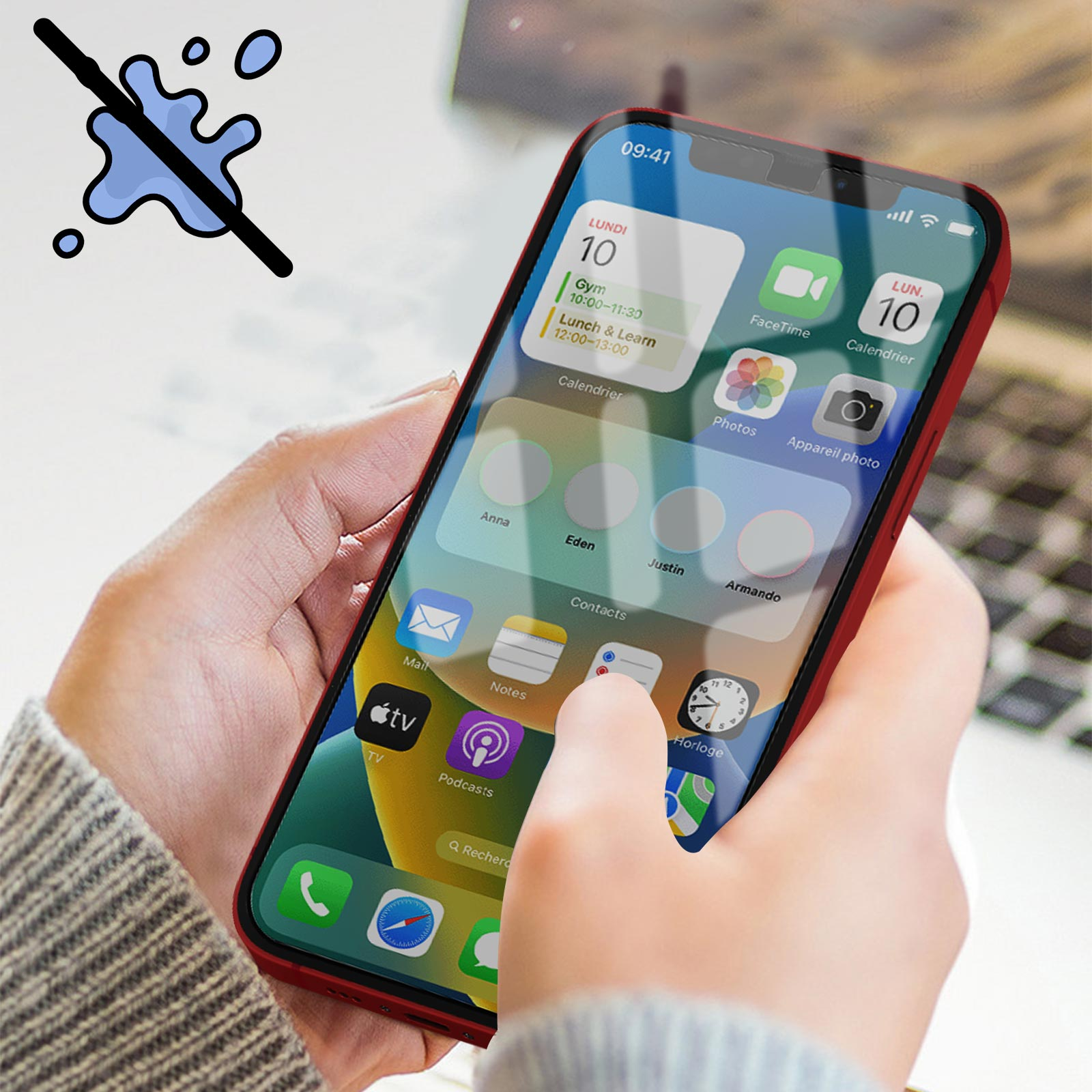 Mani che tengono un telefono che mostra un'app calendario con custodia rossa.