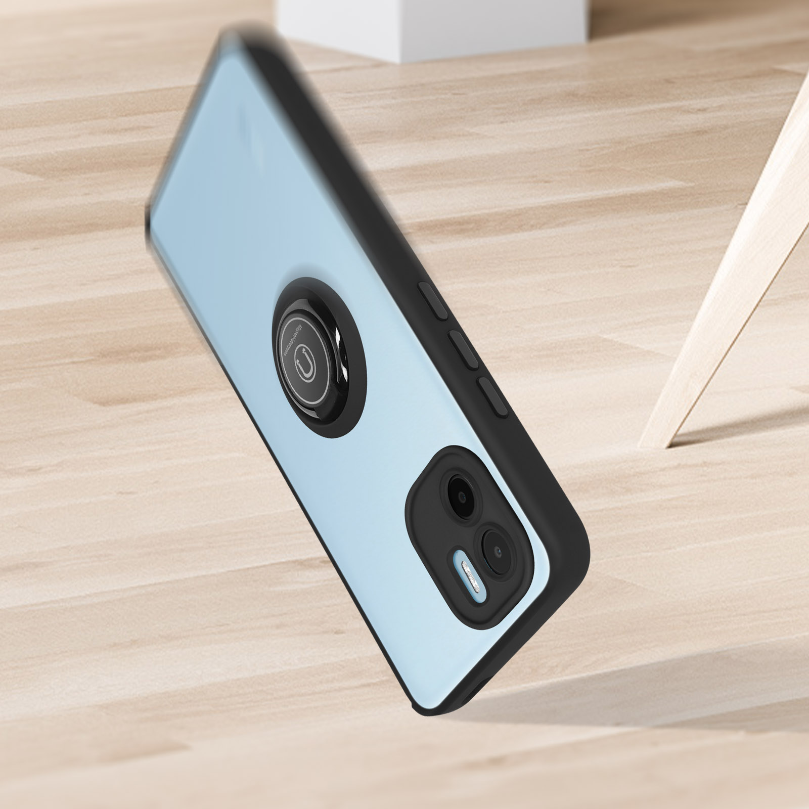 Telefoon in hoes, op houten oppervlak, camera zichtbaar.