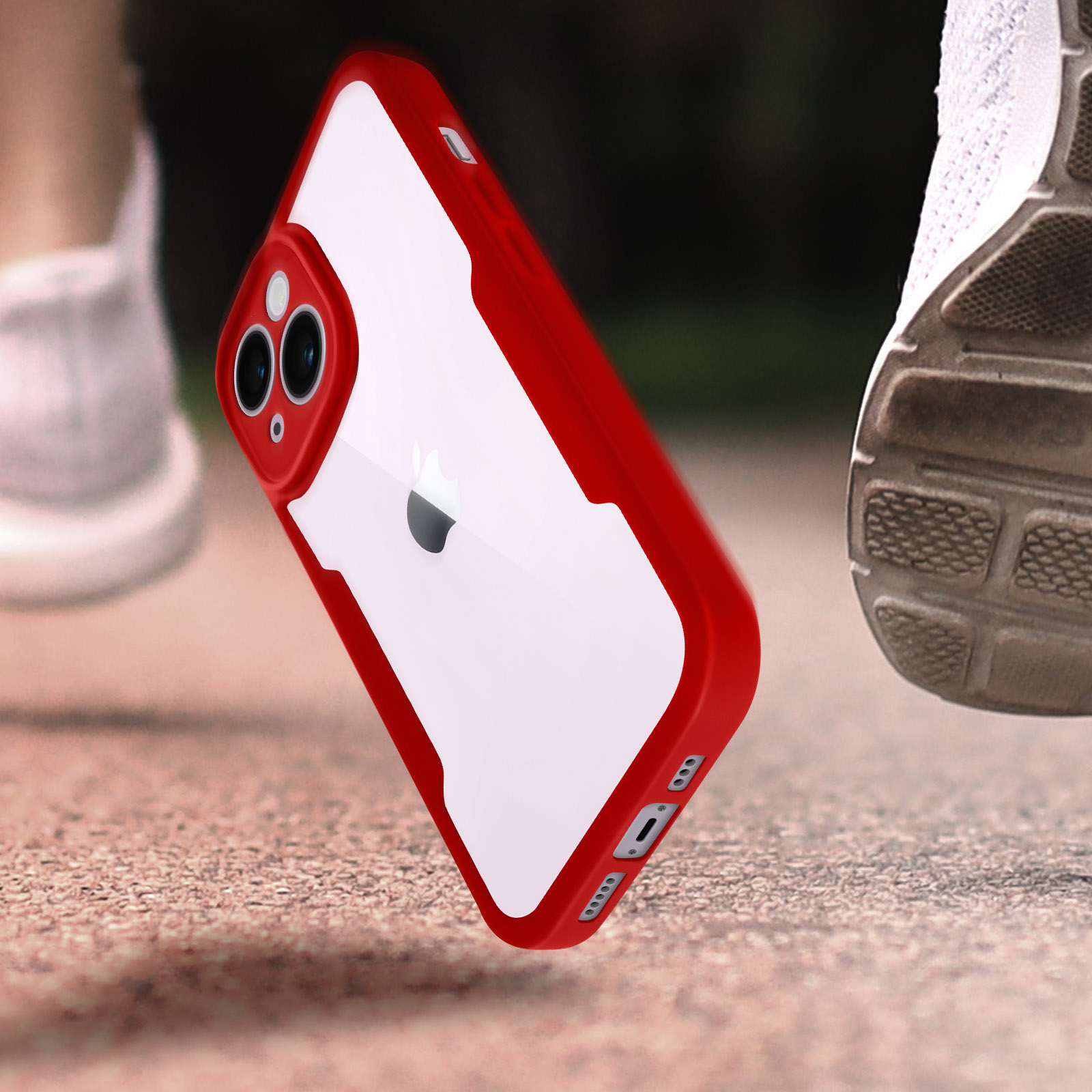 Rode telefoonhoes met witte rand. Heeft een camera-uitsparing en ligt op een oppervlak. Schoen in beweging.