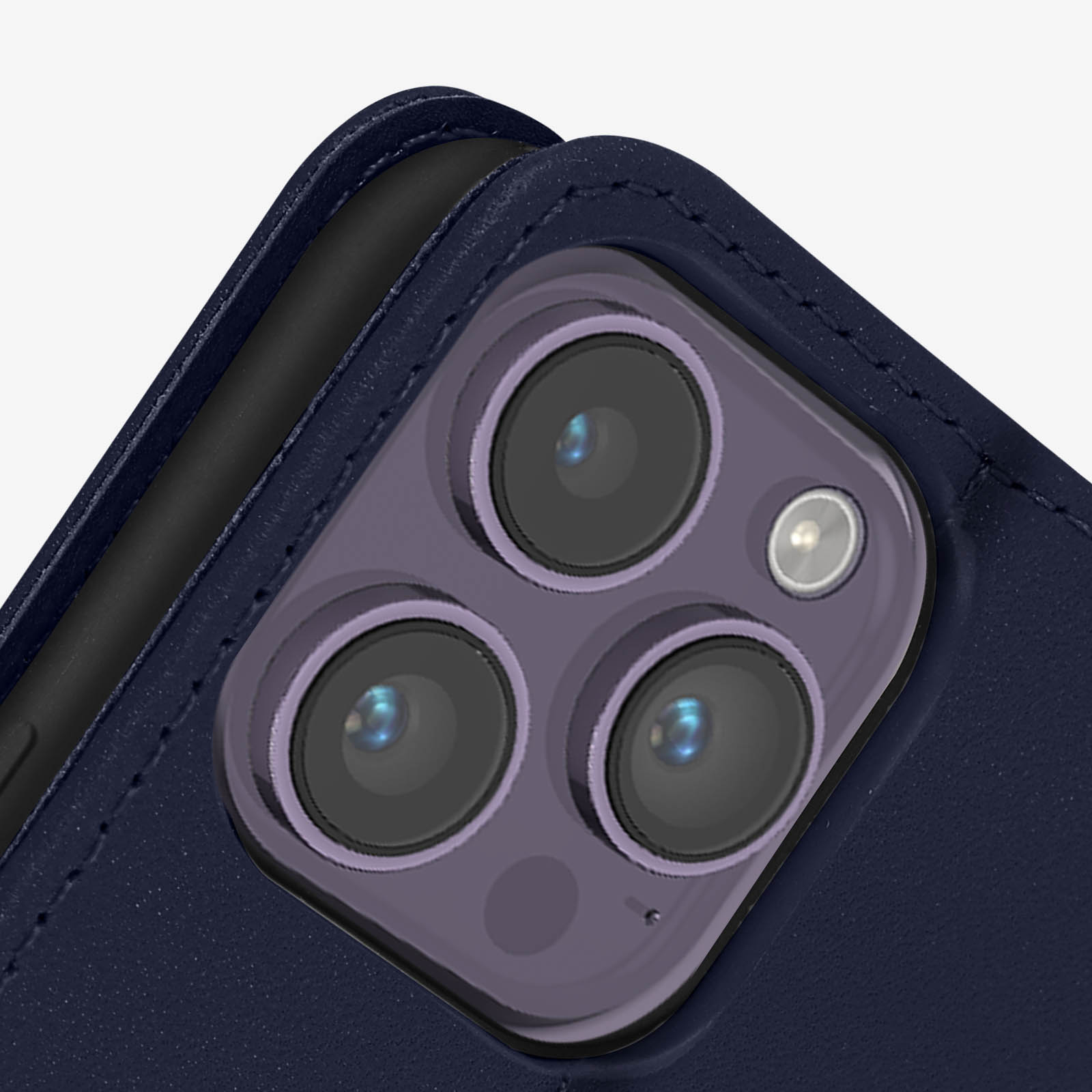Close-up van de camera aan de achterkant van een telefoon in een gesloten hoes. De hoes is marineblauw.
