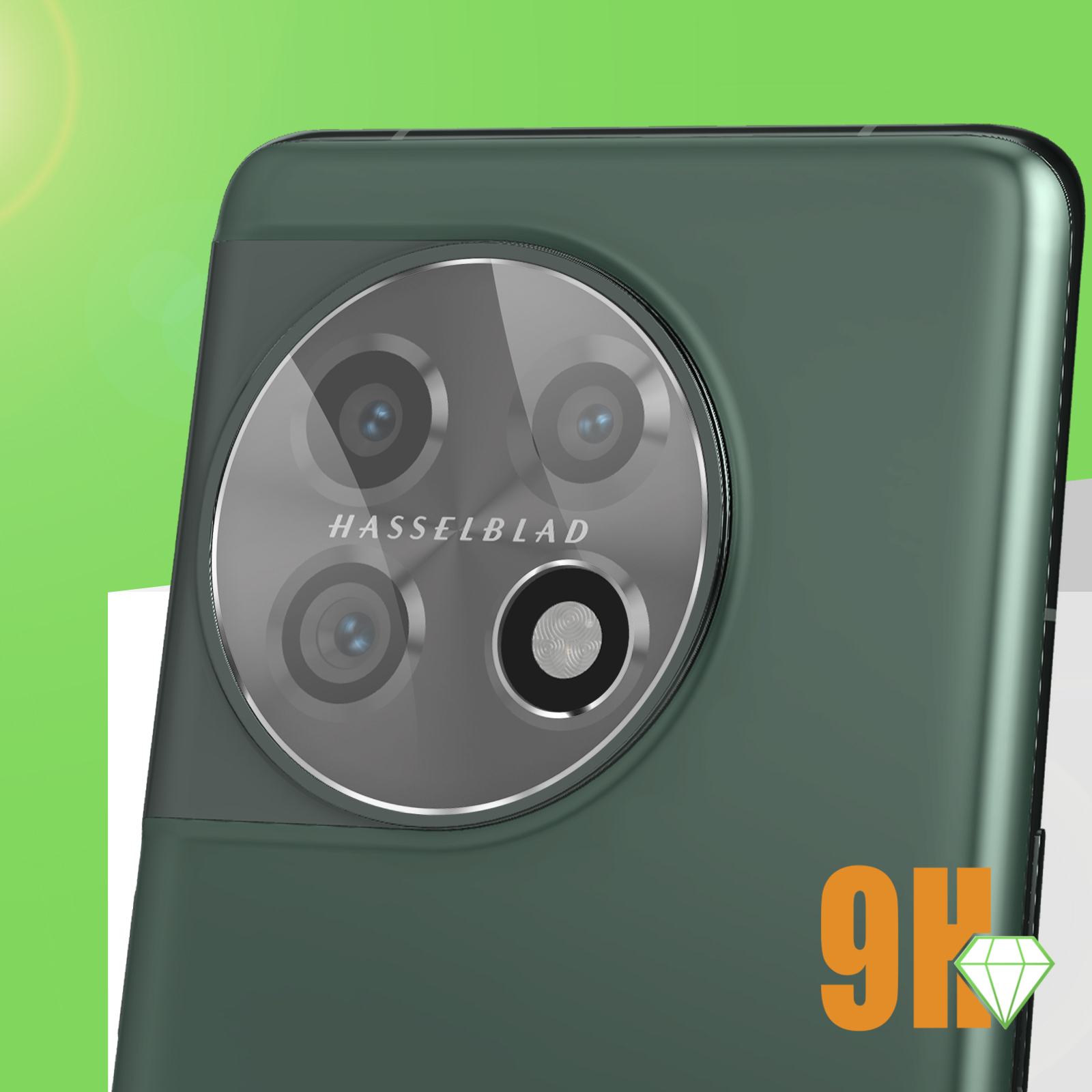 Primo piano di un telefono verde con un modulo fotocamera, le parole Hasselblad e 9k sono visibili.