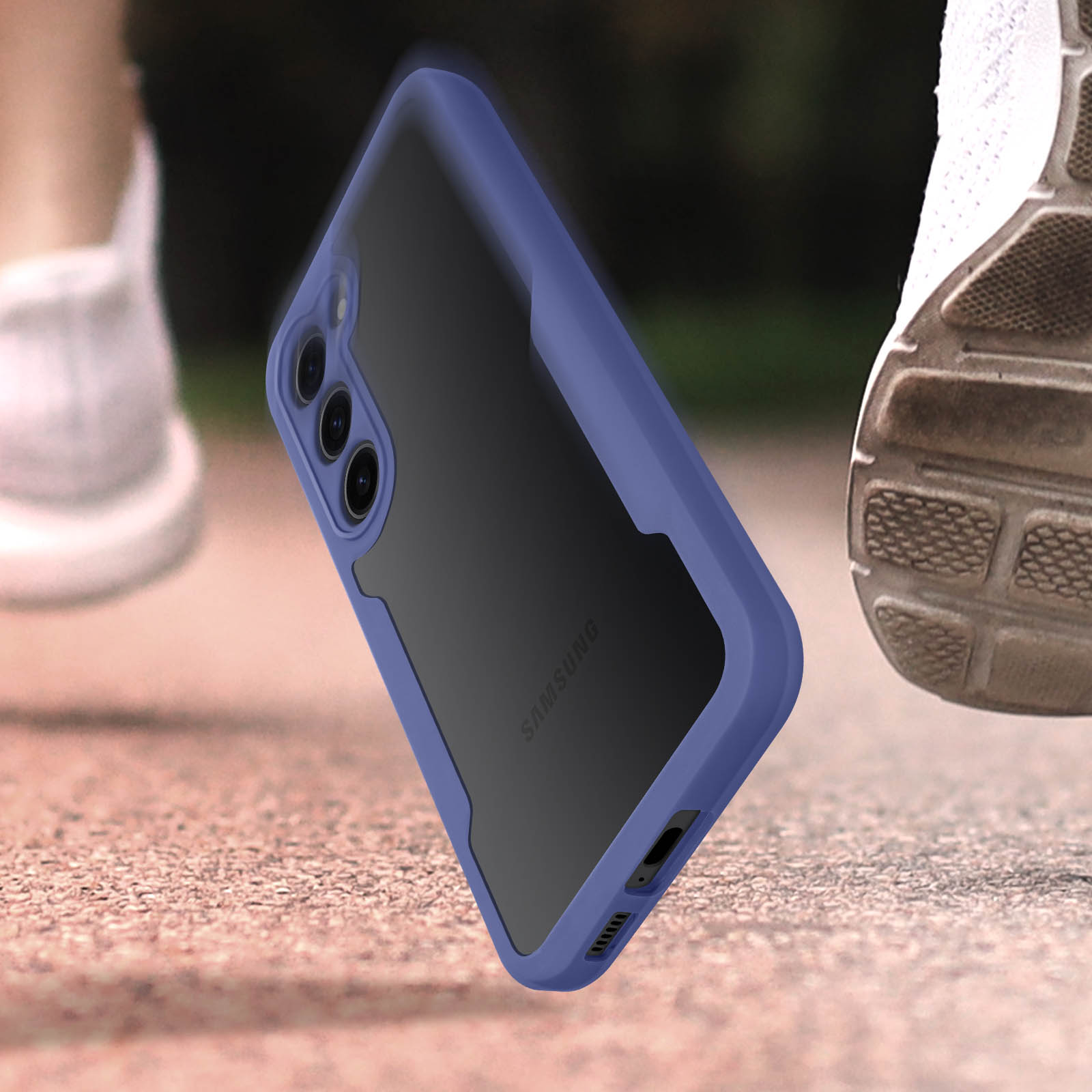 Une coque de téléphone bleue sur une surface de course. Un téléphone est à l'intérieur de la coque.