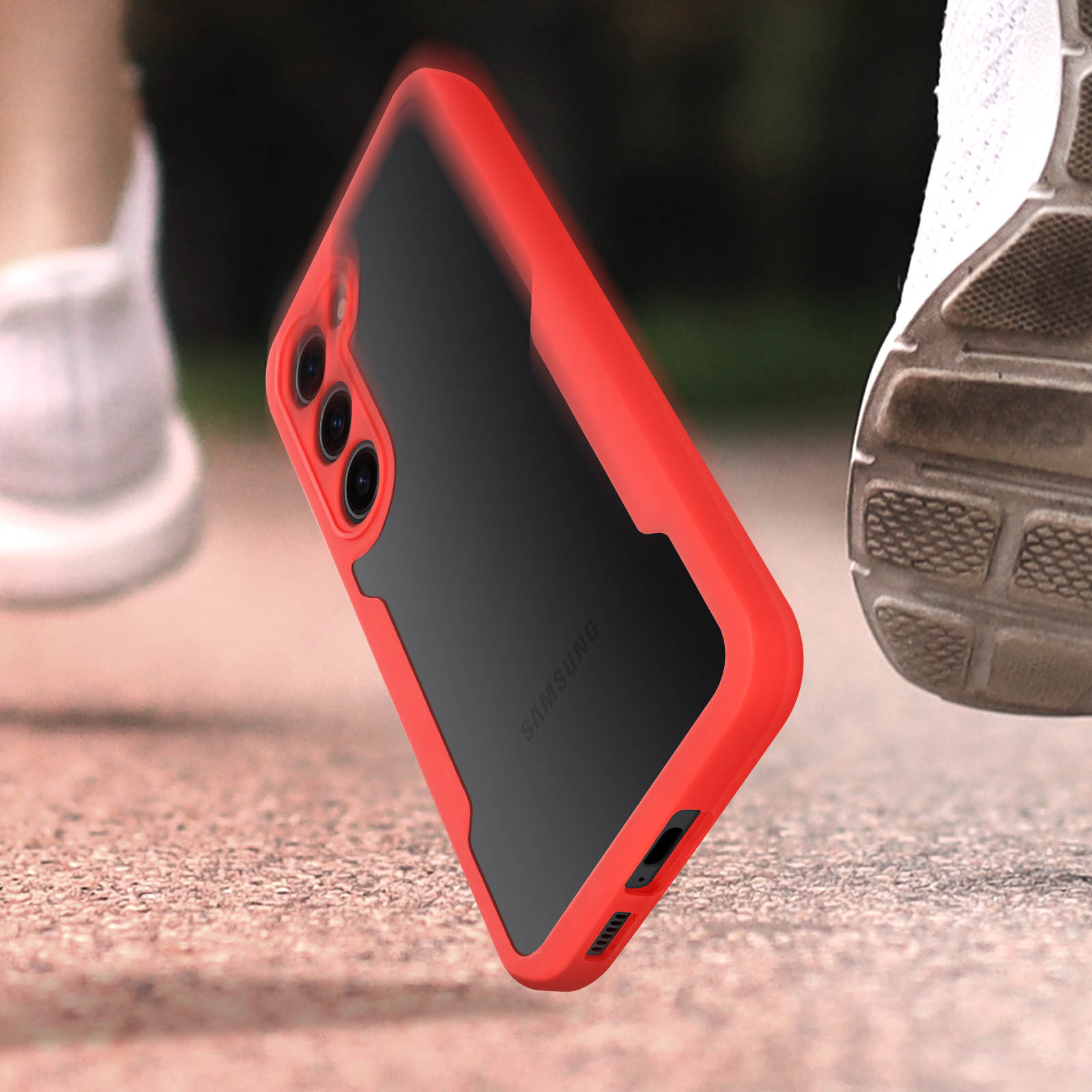 Un telefono in una custodia rossa, usato da qualcuno che corre. Una scarpa è visibile sullo sfondo.
