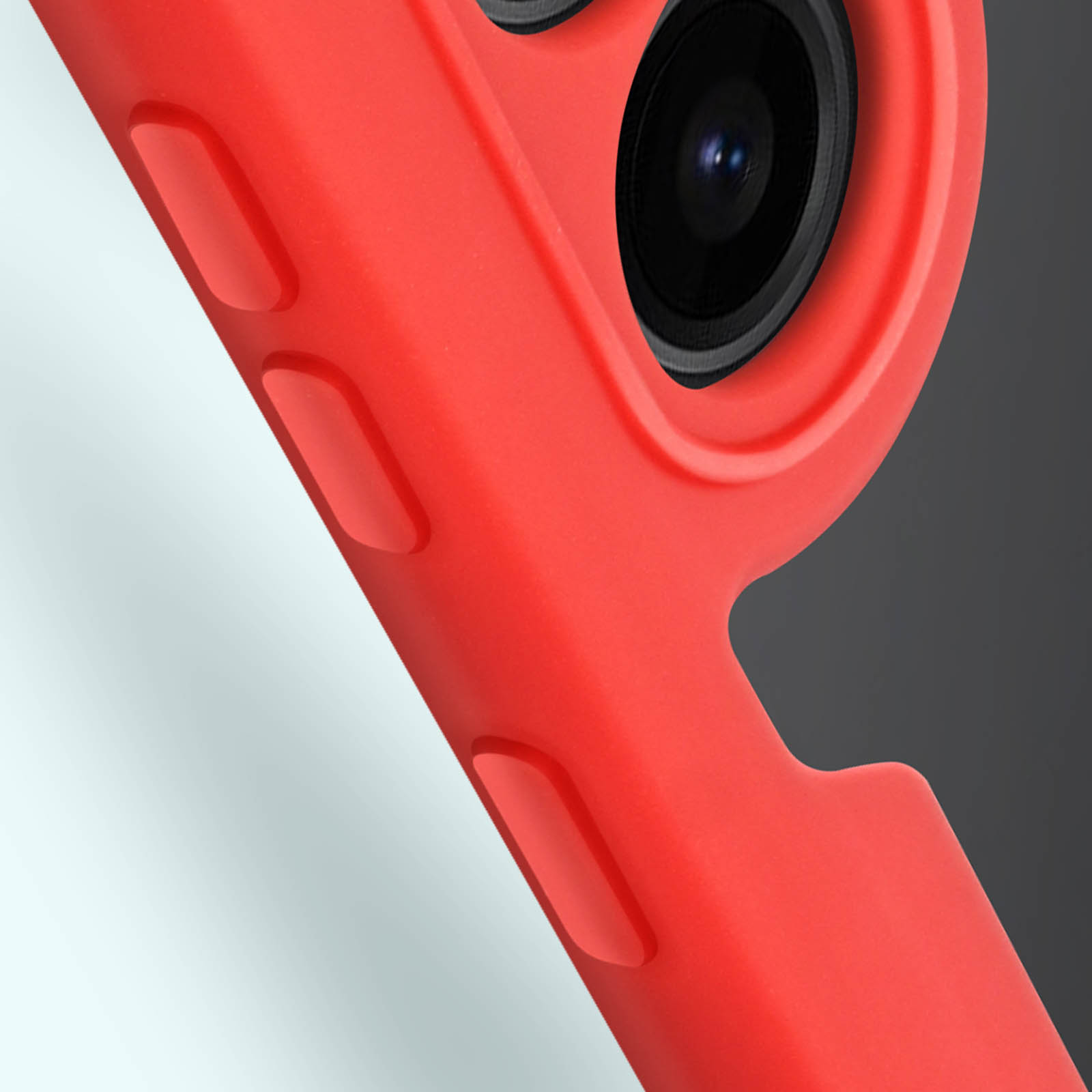 Primo piano di una custodia rossa per telefono con lenti della fotocamera. Lo sfondo è bianco e grigio.
