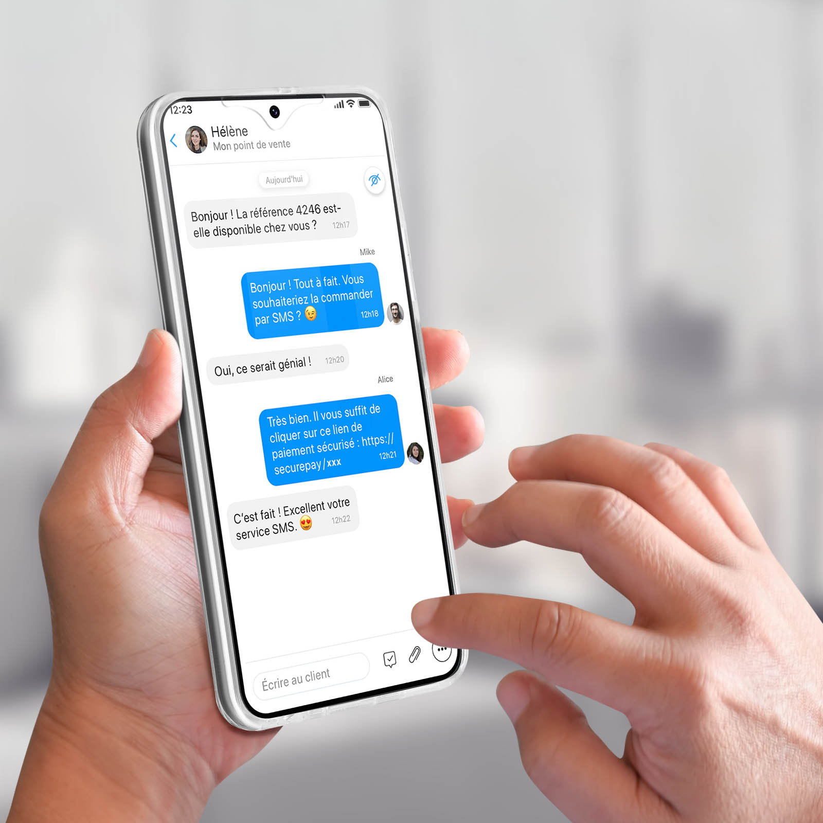 Le mani di una persona che usa un telefono, che mostra una chat con messaggi di testo.
