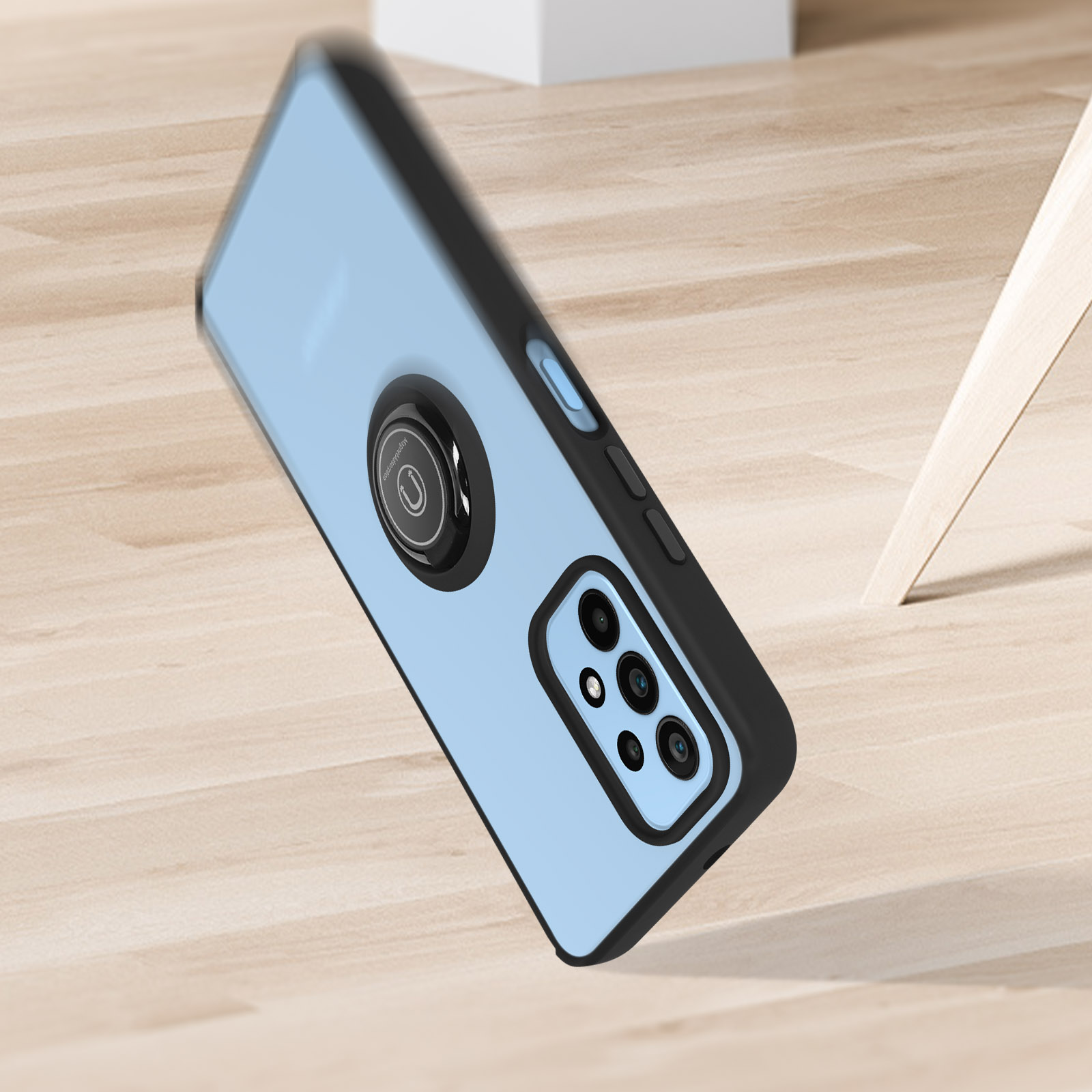 Un telefono in una custodia blu con un anello magnetico sul retro, appoggiato su una superficie in legno.