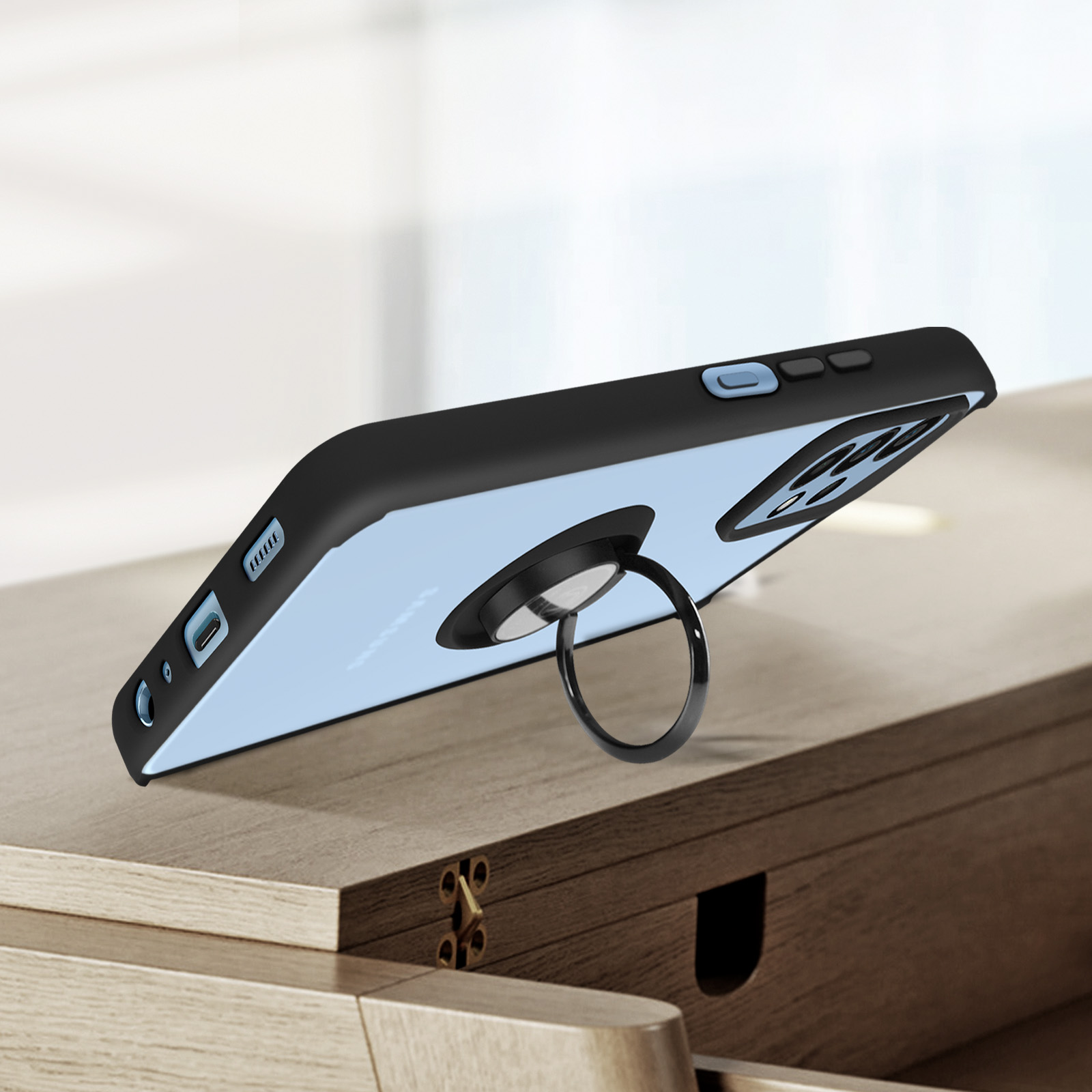 Custodia per telefono nera con anello di supporto, su una superficie di legno.