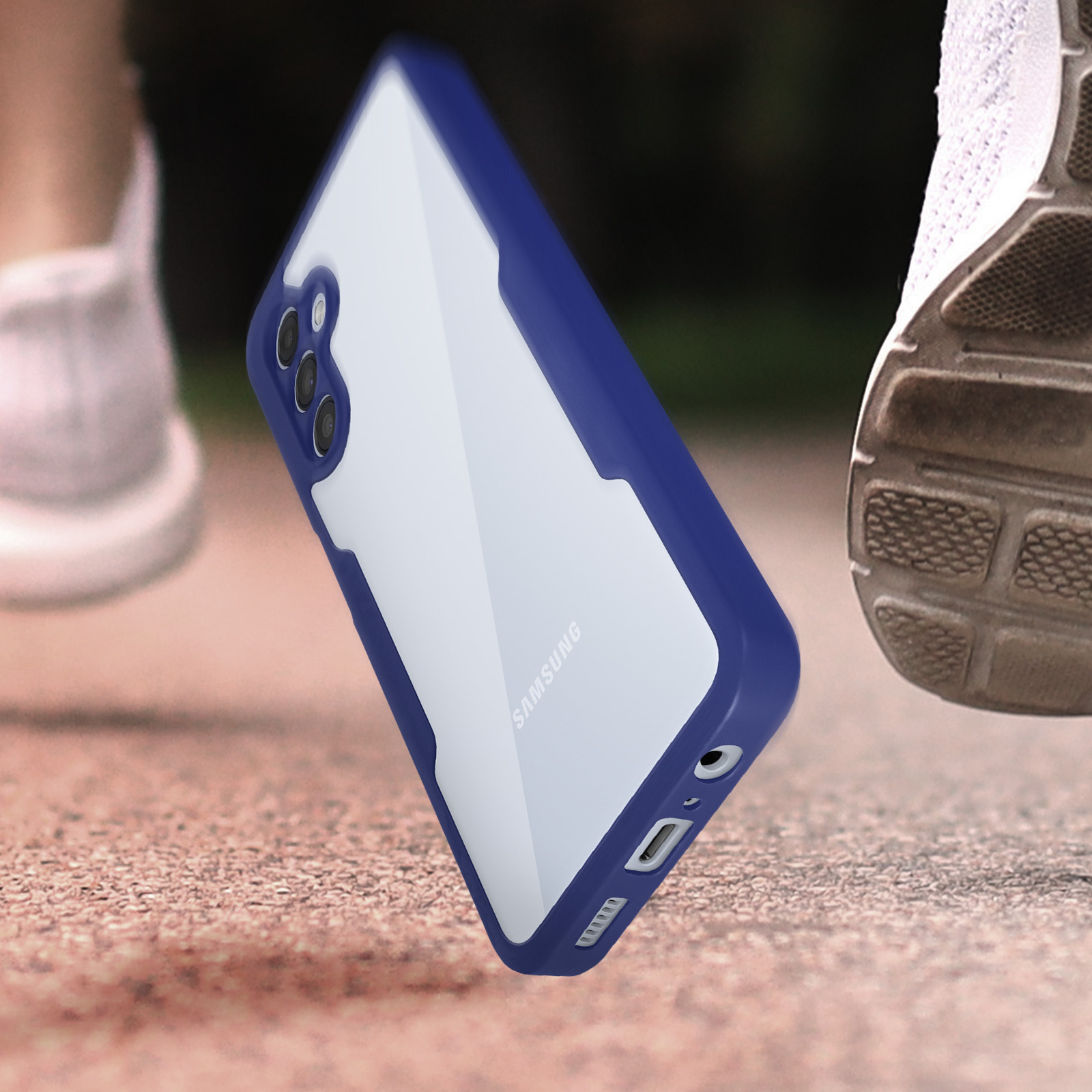 Coque de téléphone sur une surface de course. Cadre bleu, dos transparent et logo Samsung visible.