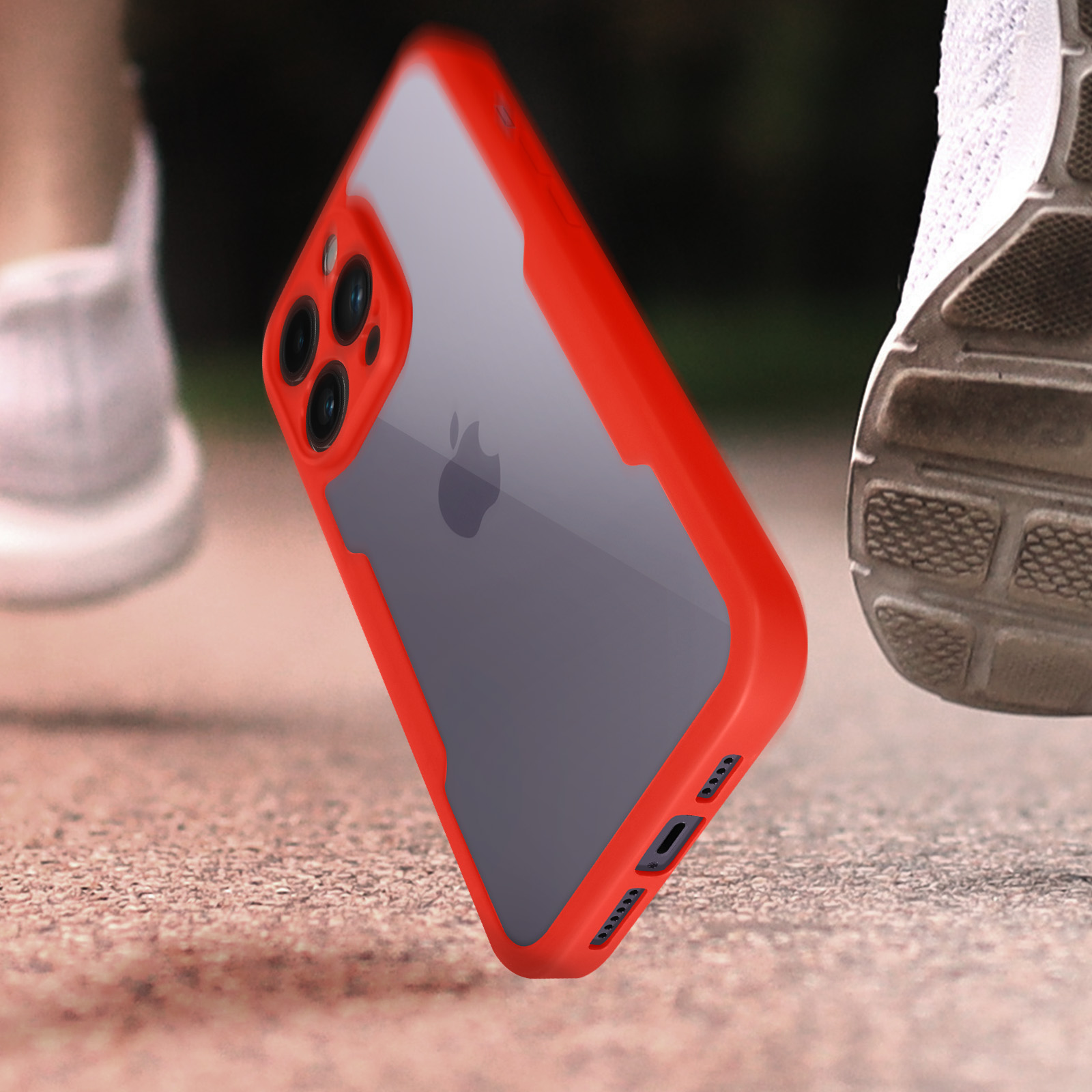 Rode telefoonhoes met een doorzichtige achterkant. De hoes ligt op een oppervlak, en de benen en schoenen van een hardloper zijn zichtbaar.